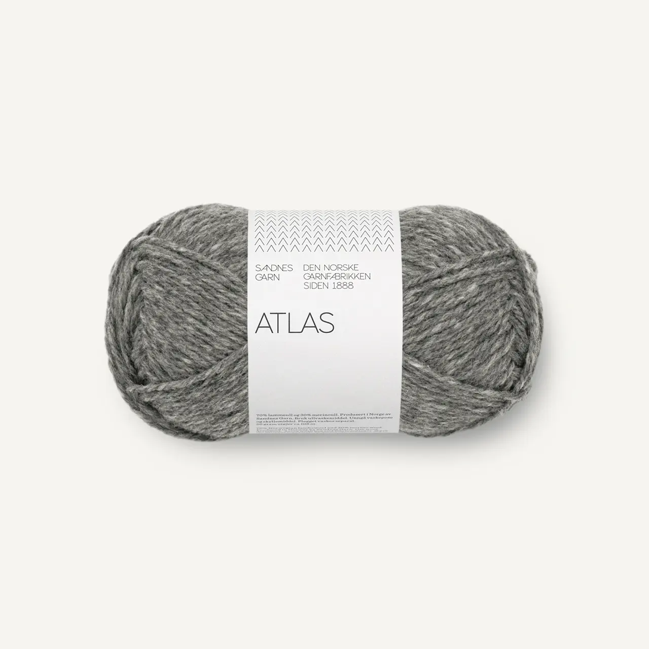 Atlas 1055 Mørk Gråmelert von Sandnes Garn. Ein wunderbar vielseitiges hochwertiges Wollgarn. Klassisch gemütlich und gleichzeitig modern. Die Kombination aus 70% norwegischer Lammwolle und 30 % Merinowolle macht es sowohl warm und robust als auch weich und angenehm auf der Haut. Trotz seines Volumens ist Atlas relativ leicht und lässt sich gut verarbeiten. Ideal für Pullover Cardigans Jacken oder warme Accessoires.