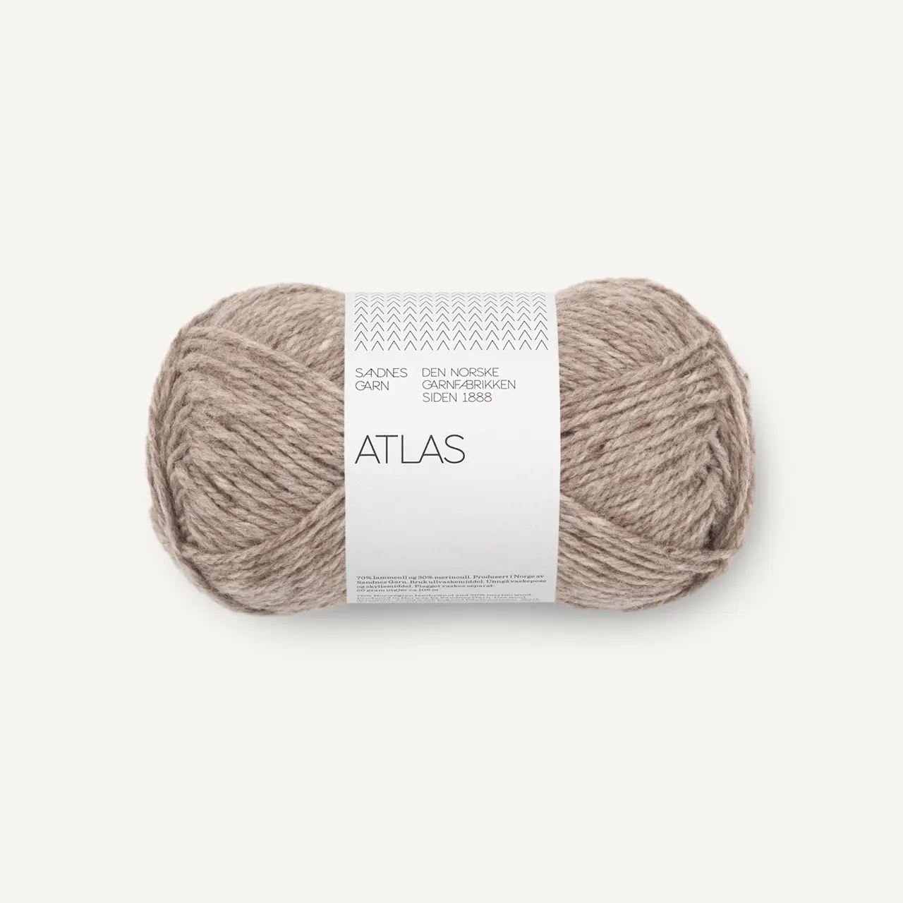 Atlas 2650 Gråbeige Melert von Sandnes Garn. Ein wunderbar vielseitiges hochwertiges Wollgarn. Klassisch gemütlich und gleichzeitig modern. Die Kombination aus 70% norwegischer Lammwolle und 30 % Merinowolle macht es sowohl warm und robust als auch weich und angenehm auf der Haut. Trotz seines Volumens ist Atlas relativ leicht und lässt sich gut verarbeiten. Ideal für Pullover Cardigans Jacken oder warme Accessoires.