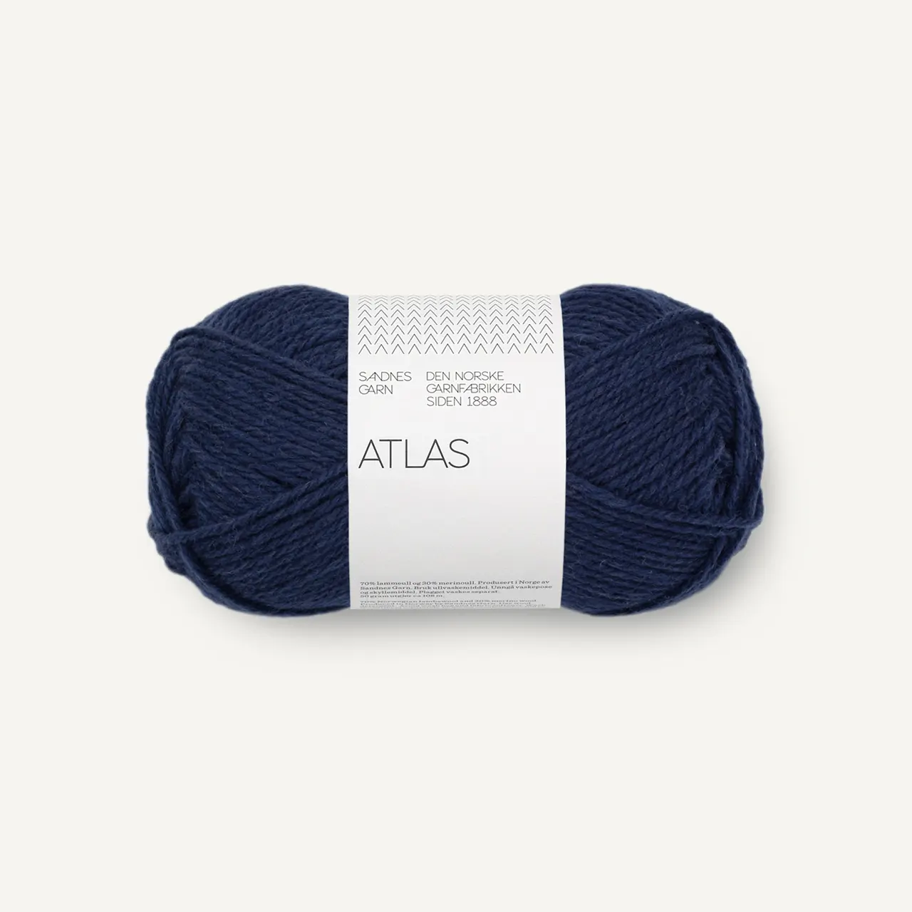 Atlas 5575 Marine von Sandnes Garn. Ein wunderbar vielseitiges hochwertiges Wollgarn. Klassisch gemütlich und gleichzeitig modern. Die Kombination aus 70% norwegischer Lammwolle und 30 % Merinowolle macht es sowohl warm und robust als auch weich und angenehm auf der Haut. Trotz seines Volumens ist Atlas relativ leicht und lässt sich gut verarbeiten. Ideal für Pullover Cardigans Jacken oder warme Accessoires.