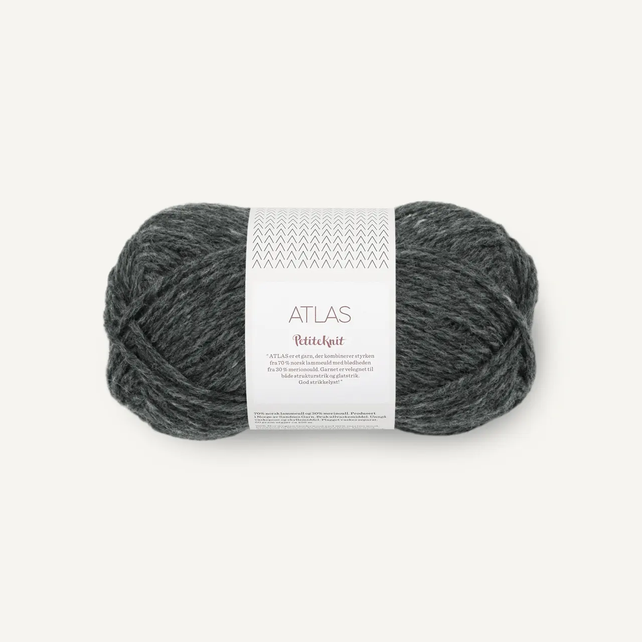 Atlas PetiteKnit 1070 Charcoal Mélange von Sandnes Garn. Ein wunderbar vielseitiges hochwertiges Wollgarn. Klassisch gemütlich und gleichzeitig modern. Die Kombination aus 70% norwegischer Lammwolle und 30 % Merinowolle macht es sowohl warm und robust als auch weich und angenehm auf der Haut. Trotz seines Volumens ist Atlas PetiteKnit relativ leicht und lässt sich gut verarbeiten. Ideal für Pullover Cardigans Jacken oder warme Accessoires in modernen trendigen Farben.