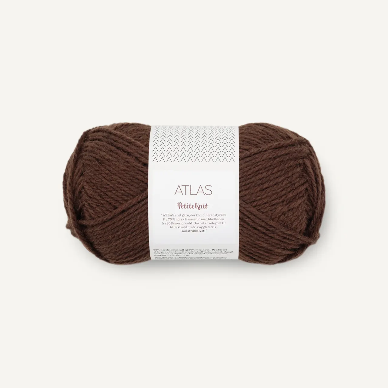 Atlas PetiteKnit 3091 Cacao Nibs von Sandnes Garn. Ein wunderbar vielseitiges hochwertiges Wollgarn. Klassisch gemütlich und gleichzeitig modern. Die Kombination aus 70% norwegischer Lammwolle und 30 % Merinowolle macht es sowohl warm und robust als auch weich und angenehm auf der Haut. Trotz seines Volumens ist Atlas PetiteKnit relativ leicht und lässt sich gut verarbeiten. Ideal für Pullover Cardigans Jacken oder warme Accessoires in modernen trendigen Farben.