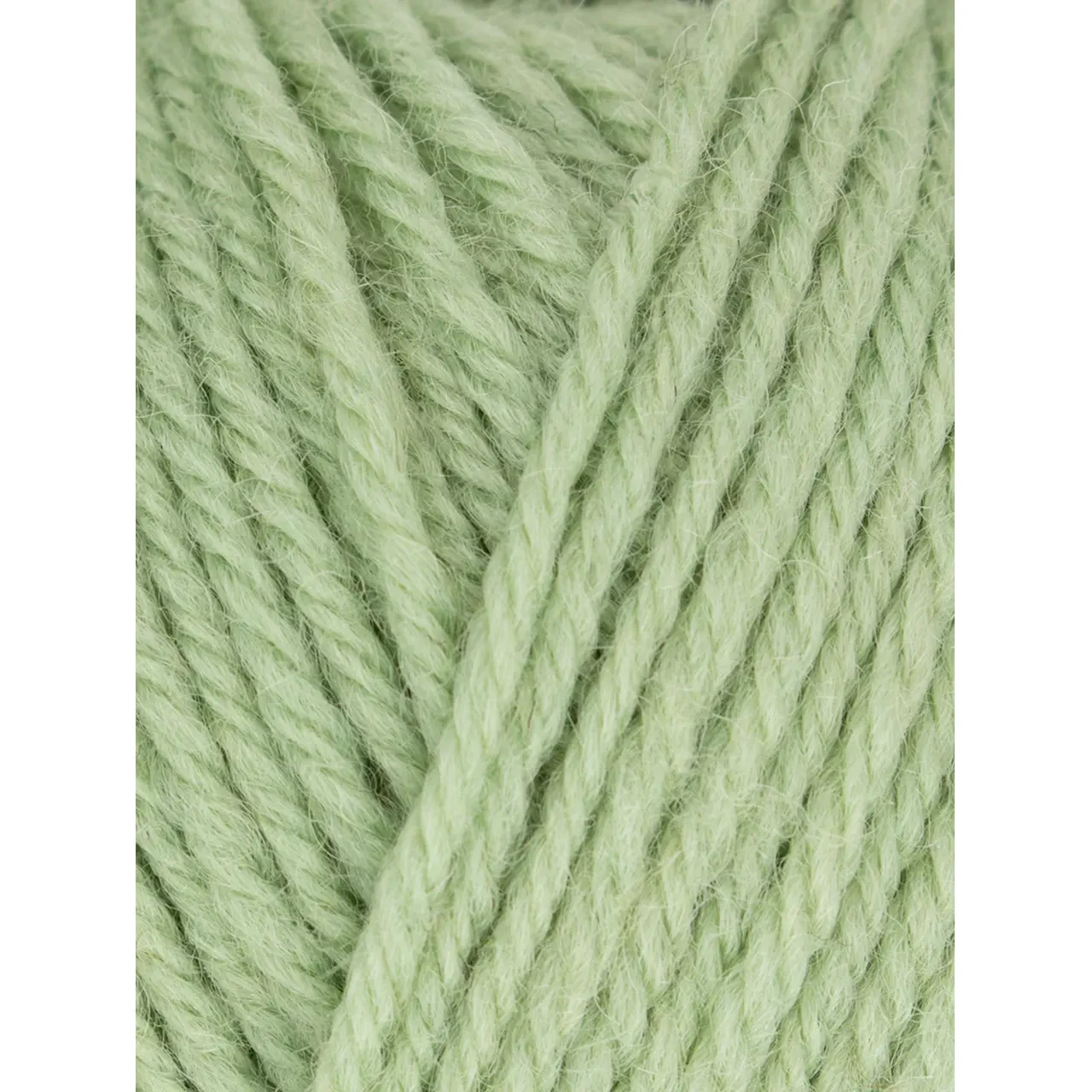 Morris DK 1281 Sage von West Yorkshire Spinners. Ein hochwertiges vielseitiges DK-Garn das britische Spinnkunst mit zeitloser Eleganz verbindet. Durch seine ausgewogene Struktur lässt sich Morris wunderbar gleichmäßig verstricken und eignet sich ideal für Pullover Cardigans Westen Accessoires oder leichte Winterprojekte. Das Garn hält warm bleibt formstabil und entwickelt mit der Zeit eine schöne natürliche Patina.