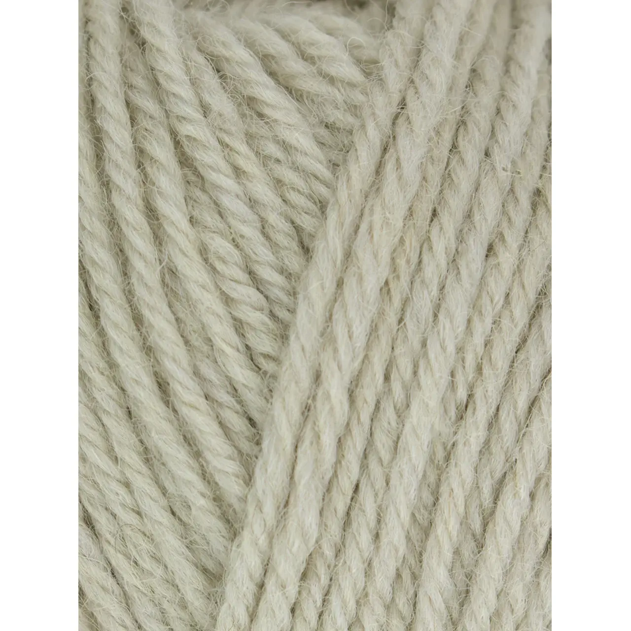 Morris DK 1285 Linseed von West Yorkshire Spinners. Ein hochwertiges vielseitiges DK-Garn das britische Spinnkunst mit zeitloser Eleganz verbindet. Durch seine ausgewogene Struktur lässt sich Morris wunderbar gleichmäßig verstricken und eignet sich ideal für Pullover Cardigans Westen Accessoires oder leichte Winterprojekte. Das Garn hält warm bleibt formstabil und entwickelt mit der Zeit eine schöne natürliche Patina.
