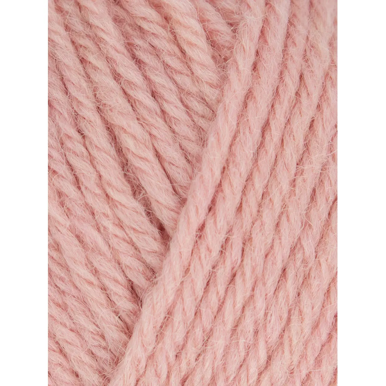 Morris DK 1292 Rose von West Yorkshire Spinners. Ein hochwertiges vielseitiges DK-Garn das britische Spinnkunst mit zeitloser Eleganz verbindet. Durch seine ausgewogene Struktur lässt sich Morris wunderbar gleichmäßig verstricken und eignet sich ideal für Pullover Cardigans Westen Accessoires oder leichte Winterprojekte. Das Garn hält warm bleibt formstabil und entwickelt mit der Zeit eine schöne natürliche Patina.