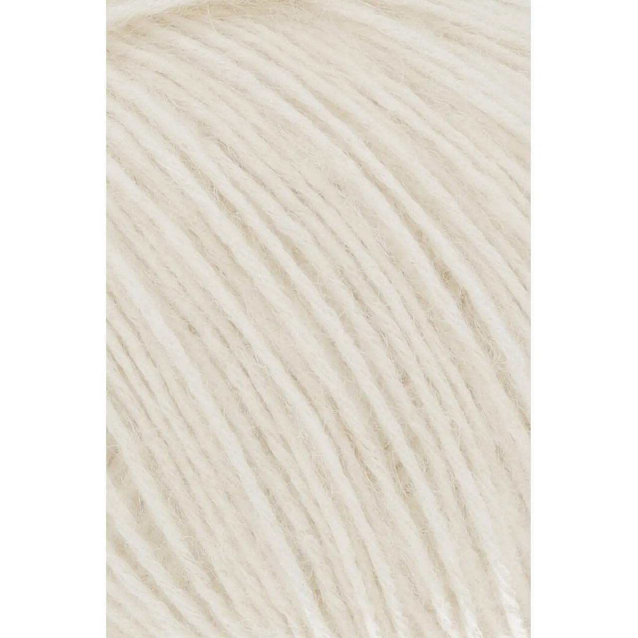 Regina 94 Offwhite von Lang Yarns. Ein Garn mit wunderschönem Glanz und Gefühl das das Beste aus allen Welten in sich vereint. Es besteht aus Seide Baby-Alpaka Baumwolle und einem kleinen Anteil an Wolle. Dieses Garn ist atmungsaktiv bietet aber genug Wärme für kühle Frühlingstage. Die Farben sind lebendig und dank der breiten Farbpalette kann jeder mühelos seine Lieblingsauswahl treffen.