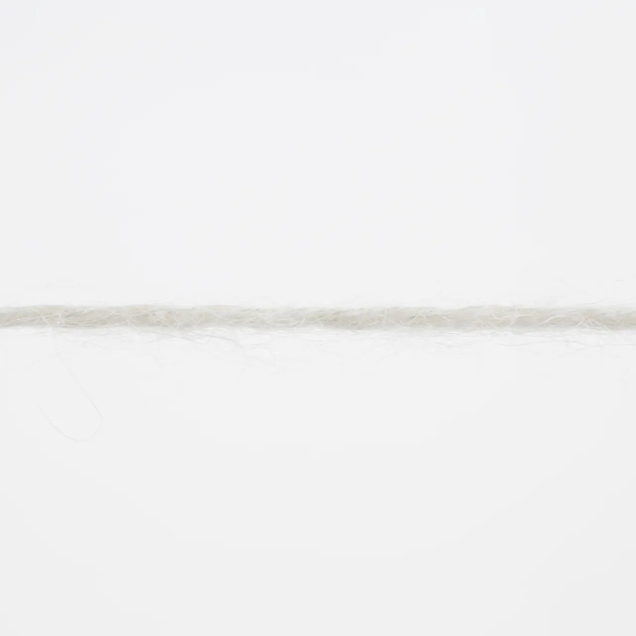Regina 94 Offwhite von Lang Yarns. Ein Garn mit wunderschönem Glanz und Gefühl das das Beste aus allen Welten in sich vereint. Es besteht aus Seide Baby-Alpaka Baumwolle und einem kleinen Anteil an Wolle. Dieses Garn ist atmungsaktiv bietet aber genug Wärme für kühle Frühlingstage. Die Farben sind lebendig und dank der breiten Farbpalette kann jeder mühelos seine Lieblingsauswahl treffen.