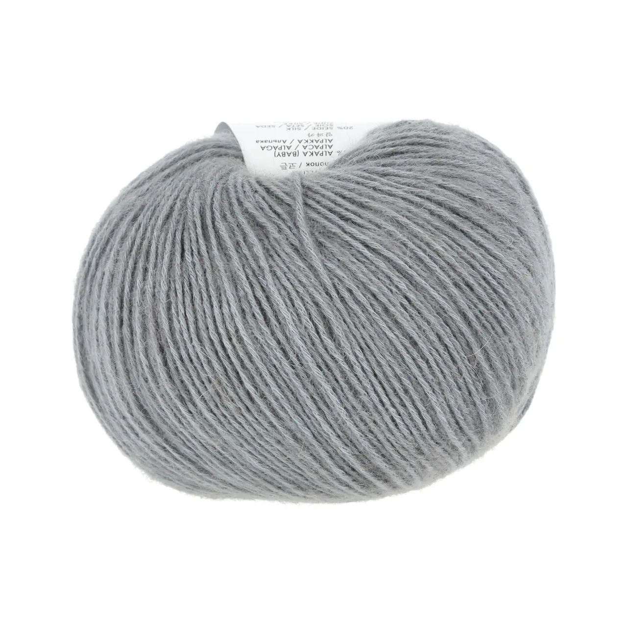 Regina 103 Mausgrau von Lang Yarns. Ein Garn mit wunderschönem Glanz und Gefühl das das Beste aus allen Welten in sich vereint. Es besteht aus Seide Baby-Alpaka Baumwolle und einem kleinen Anteil an Wolle. Dieses Garn ist atmungsaktiv bietet aber genug Wärme für kühle Frühlingstage. Die Farben sind lebendig und dank der breiten Farbpalette kann jeder mühelos seine Lieblingsauswahl treffen.