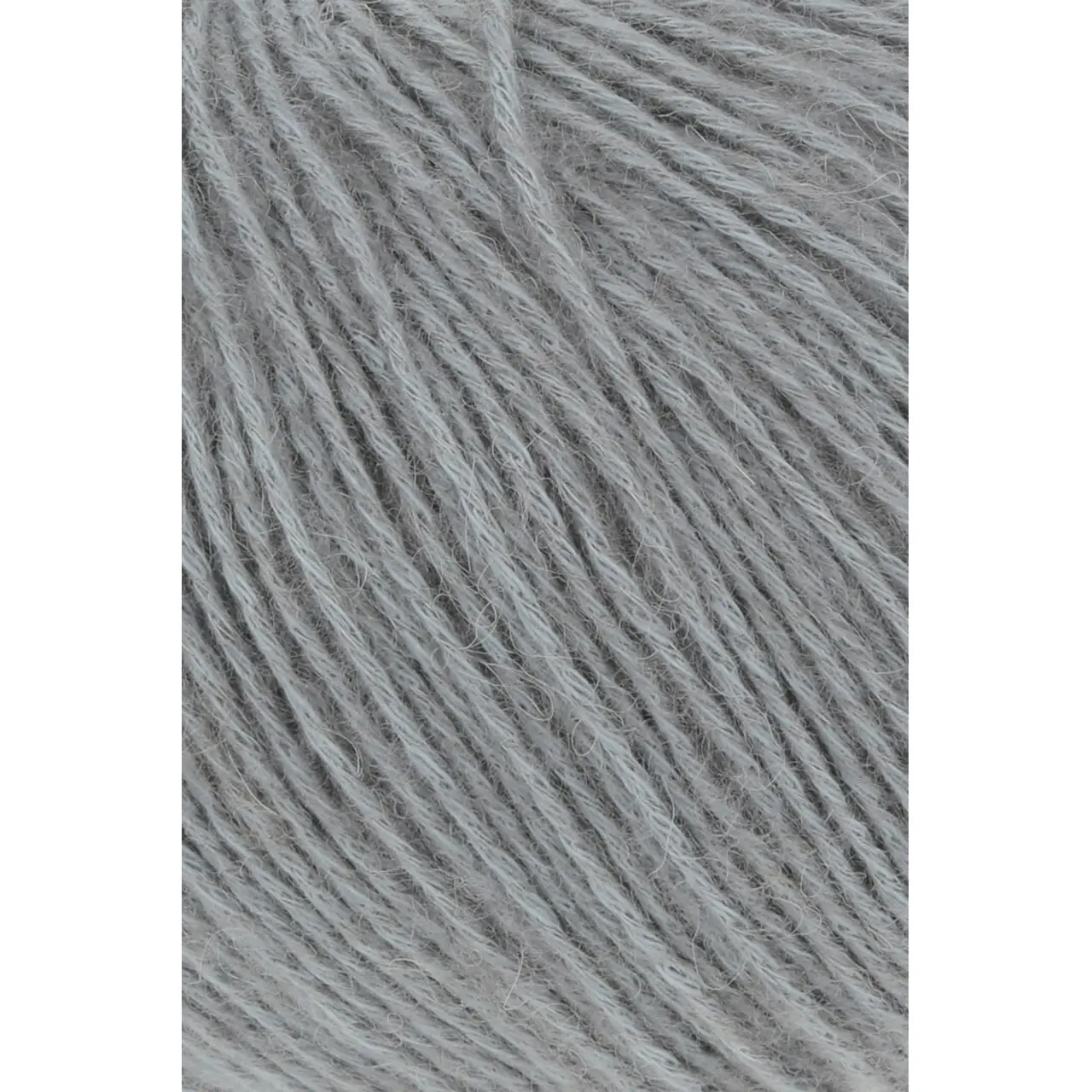 Regina 103 Mausgrau von Lang Yarns. Ein Garn mit wunderschönem Glanz und Gefühl das das Beste aus allen Welten in sich vereint. Es besteht aus Seide Baby-Alpaka Baumwolle und einem kleinen Anteil an Wolle. Dieses Garn ist atmungsaktiv bietet aber genug Wärme für kühle Frühlingstage. Die Farben sind lebendig und dank der breiten Farbpalette kann jeder mühelos seine Lieblingsauswahl treffen.