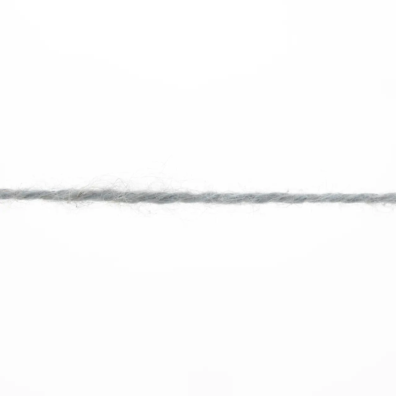 Regina 103 Mausgrau von Lang Yarns. Ein Garn mit wunderschönem Glanz und Gefühl das das Beste aus allen Welten in sich vereint. Es besteht aus Seide Baby-Alpaka Baumwolle und einem kleinen Anteil an Wolle. Dieses Garn ist atmungsaktiv bietet aber genug Wärme für kühle Frühlingstage. Die Farben sind lebendig und dank der breiten Farbpalette kann jeder mühelos seine Lieblingsauswahl treffen.