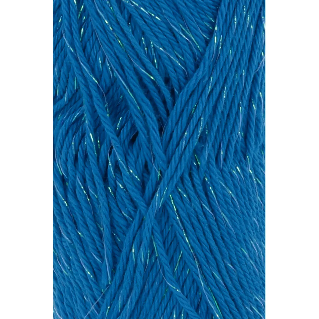 Quattro Lamé 10 Lapislazuli von Lang Yarns. Dieses Garn eignet sich perfekt für die Herstellung von Sommeraccessoires aber auch für Kinderkleidung da es sehr leicht zu waschen ist. Es ist ein mercerisiertes Garn das ihm einen schönen Glanz verleiht. Es ist ein strapazierfähiges Garn mit einer großen Farbpalette und vielen Metern pro Knäuel so dass Sie mit Vergnügen häkeln oder stricken können. Der wunderschöne Glitzerfaden sorgt für die schillerndsten Kreationen.