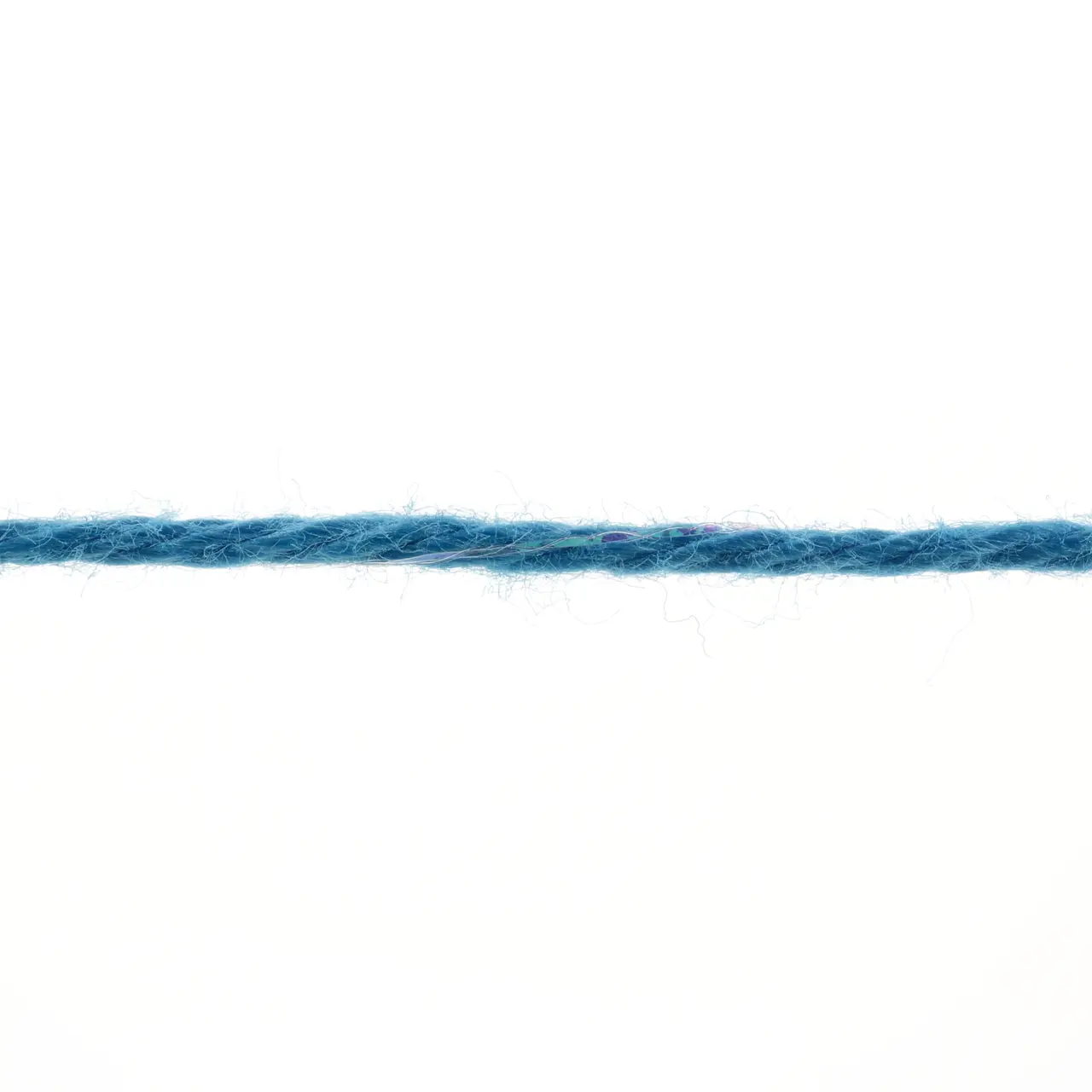 Quattro Lamé 10 Lapislazuli von Lang Yarns. Dieses Garn eignet sich perfekt für die Herstellung von Sommeraccessoires aber auch für Kinderkleidung da es sehr leicht zu waschen ist. Es ist ein mercerisiertes Garn das ihm einen schönen Glanz verleiht. Es ist ein strapazierfähiges Garn mit einer großen Farbpalette und vielen Metern pro Knäuel so dass Sie mit Vergnügen häkeln oder stricken können. Der wunderschöne Glitzerfaden sorgt für die schillerndsten Kreationen.
