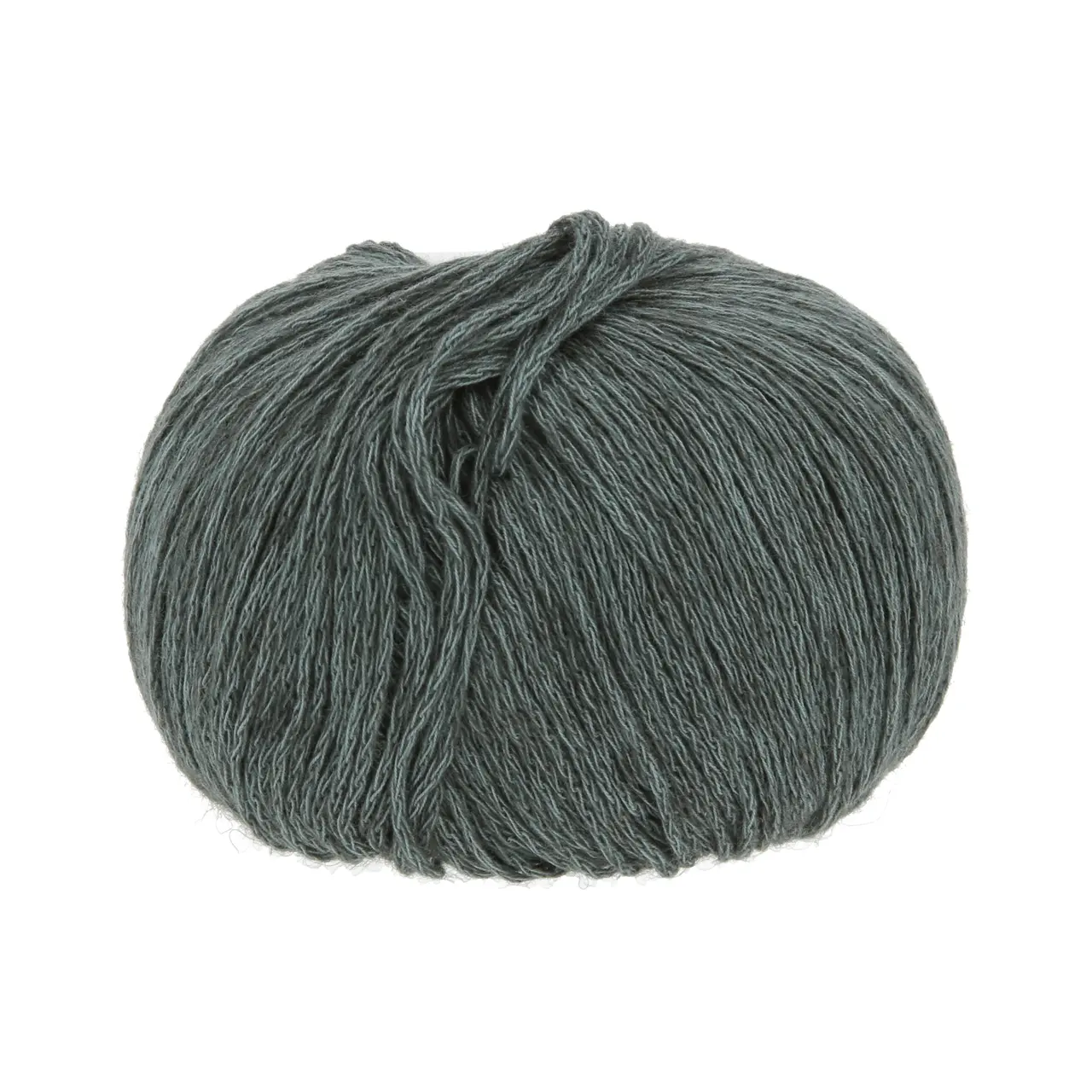 Vaya 8 Graugrün von Lang Yarns. Eine Portion Sommer ein bisschen Winter und eine Prise Luxus – In VAYA haben wir das Beste von allem was wir am Stricken und Häkeln lieben in einem Wollknäuel vereint. Verarbeiten Sie dieses luftige Garn aus Baumwolle Merino und Yak zu den perfekten Kleidungsstücken für die Zwischensaison welche Sie hegen und pflegen werden. Damit die Farbe schön und gleichmäßig wird empfehlen wir mit zwei Wollknäueln abwechselnd zu arbeiten.