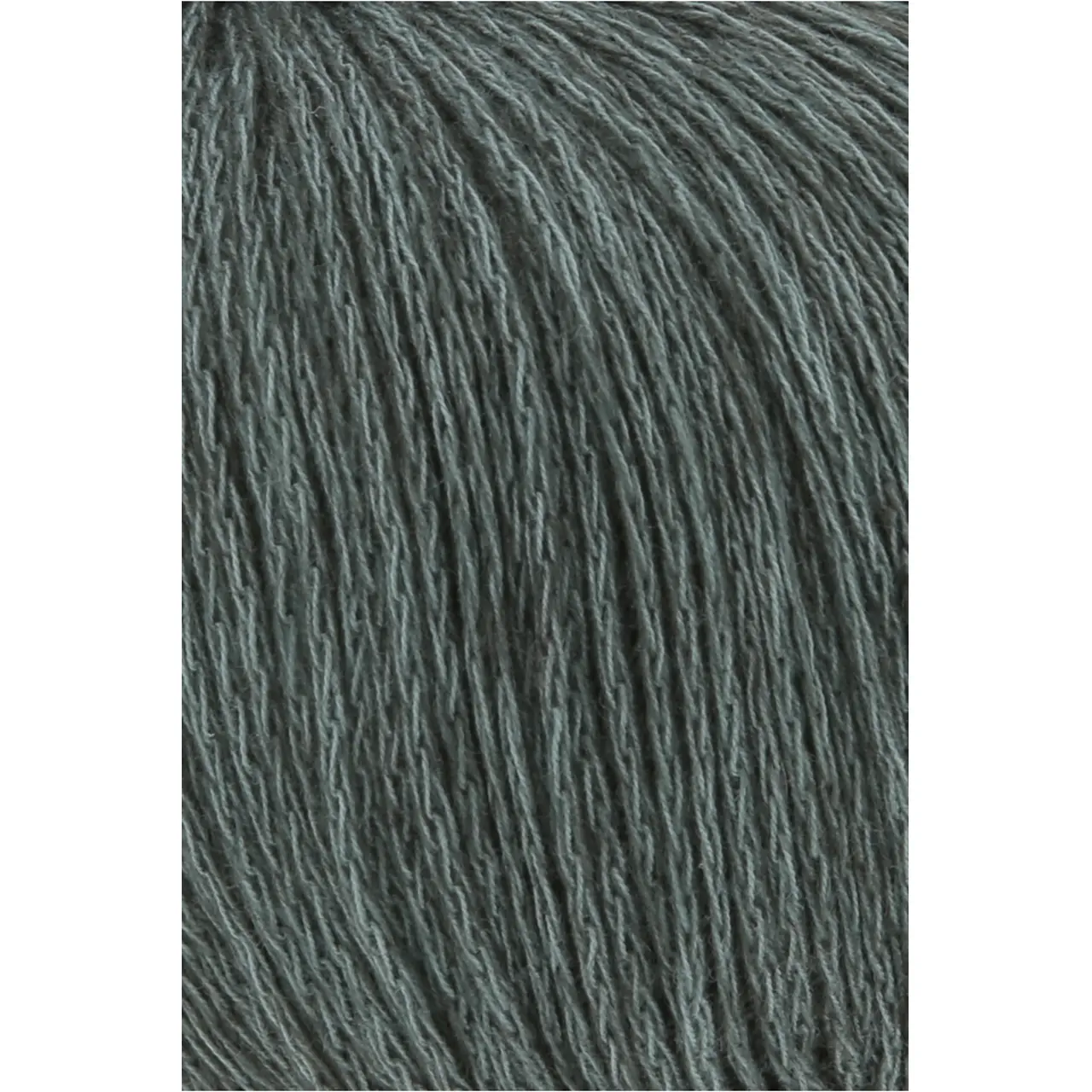Vaya 8 Graugrün von Lang Yarns. Eine Portion Sommer ein bisschen Winter und eine Prise Luxus – In VAYA haben wir das Beste von allem was wir am Stricken und Häkeln lieben in einem Wollknäuel vereint. Verarbeiten Sie dieses luftige Garn aus Baumwolle Merino und Yak zu den perfekten Kleidungsstücken für die Zwischensaison welche Sie hegen und pflegen werden. Damit die Farbe schön und gleichmäßig wird empfehlen wir mit zwei Wollknäueln abwechselnd zu arbeiten.