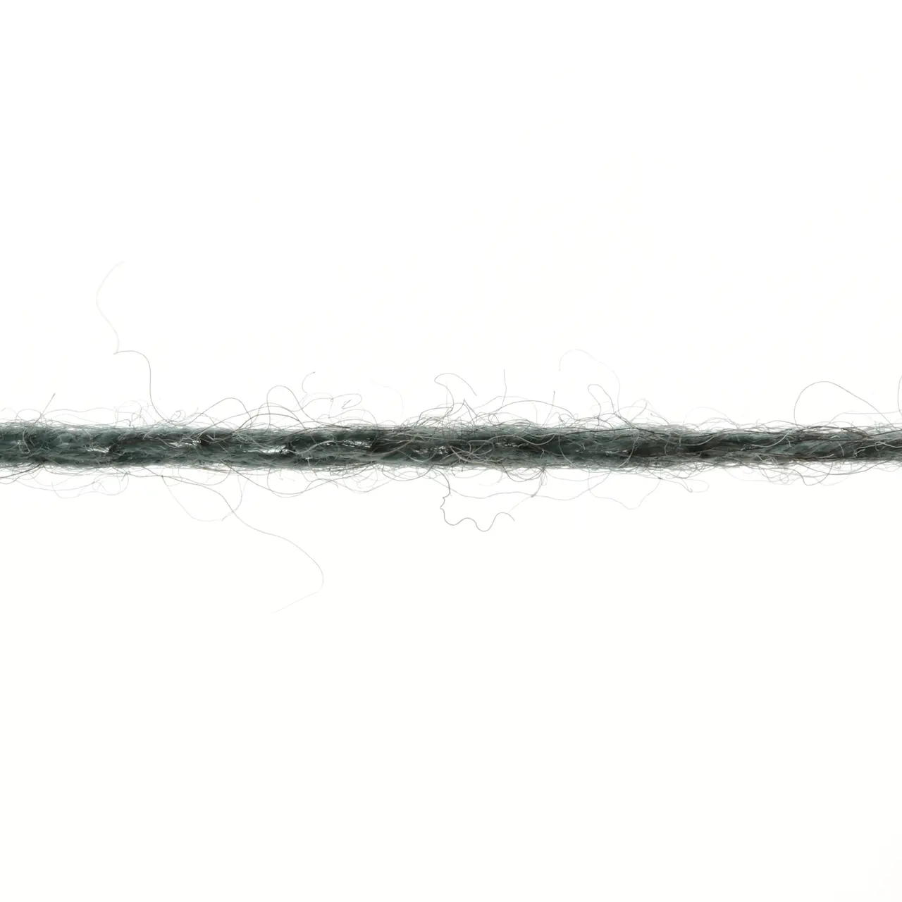 Vaya 8 Graugrün von Lang Yarns. Eine Portion Sommer ein bisschen Winter und eine Prise Luxus – In VAYA haben wir das Beste von allem was wir am Stricken und Häkeln lieben in einem Wollknäuel vereint. Verarbeiten Sie dieses luftige Garn aus Baumwolle Merino und Yak zu den perfekten Kleidungsstücken für die Zwischensaison welche Sie hegen und pflegen werden. Damit die Farbe schön und gleichmäßig wird empfehlen wir mit zwei Wollknäueln abwechselnd zu arbeiten.