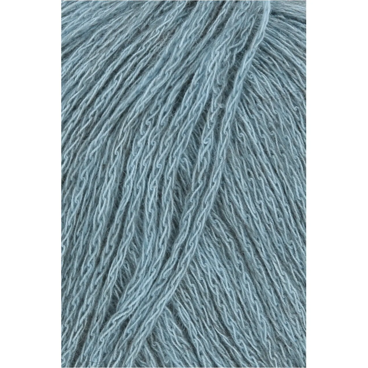 Vaya 20 Hellblau von Lang Yarns. Eine Portion Sommer ein bisschen Winter und eine Prise Luxus – In VAYA haben wir das Beste von allem was wir am Stricken und Häkeln lieben in einem Wollknäuel vereint. Verarbeiten Sie dieses luftige Garn aus Baumwolle Merino und Yak zu den perfekten Kleidungsstücken für die Zwischensaison welche Sie hegen und pflegen werden. Damit die Farbe schön und gleichmäßig wird empfehlen wir mit zwei Wollknäueln abwechselnd zu arbeiten.