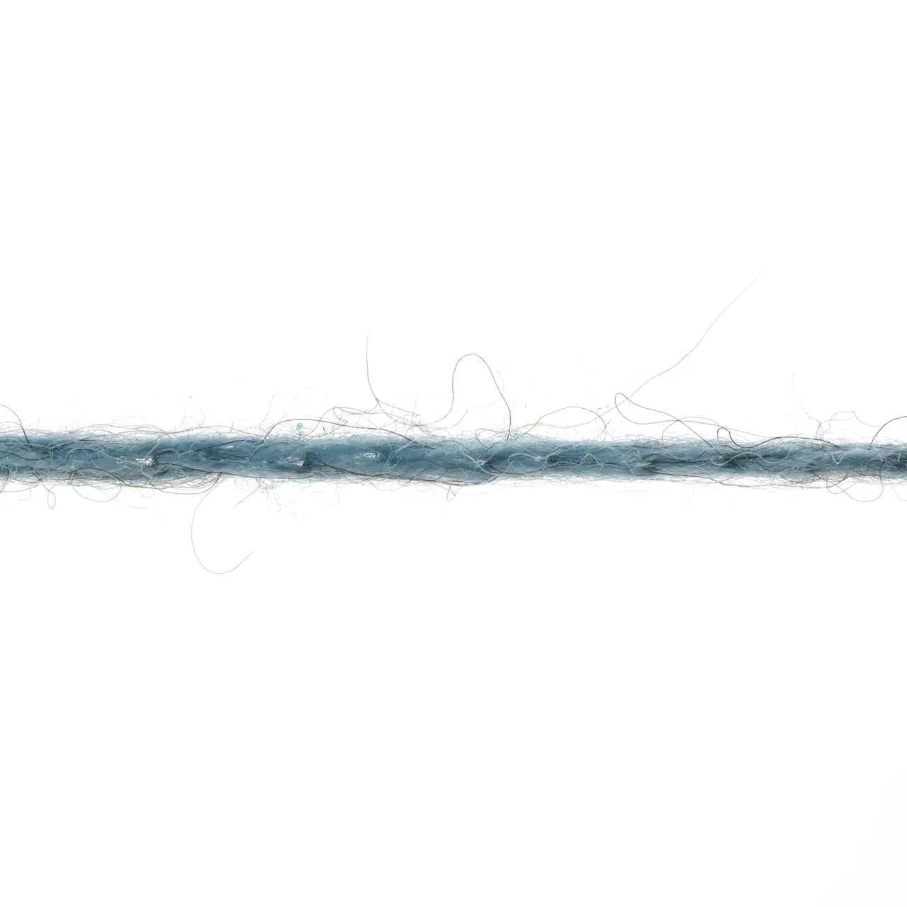 Vaya 20 Hellblau von Lang Yarns. Eine Portion Sommer ein bisschen Winter und eine Prise Luxus – In VAYA haben wir das Beste von allem was wir am Stricken und Häkeln lieben in einem Wollknäuel vereint. Verarbeiten Sie dieses luftige Garn aus Baumwolle Merino und Yak zu den perfekten Kleidungsstücken für die Zwischensaison welche Sie hegen und pflegen werden. Damit die Farbe schön und gleichmäßig wird empfehlen wir mit zwei Wollknäueln abwechselnd zu arbeiten.