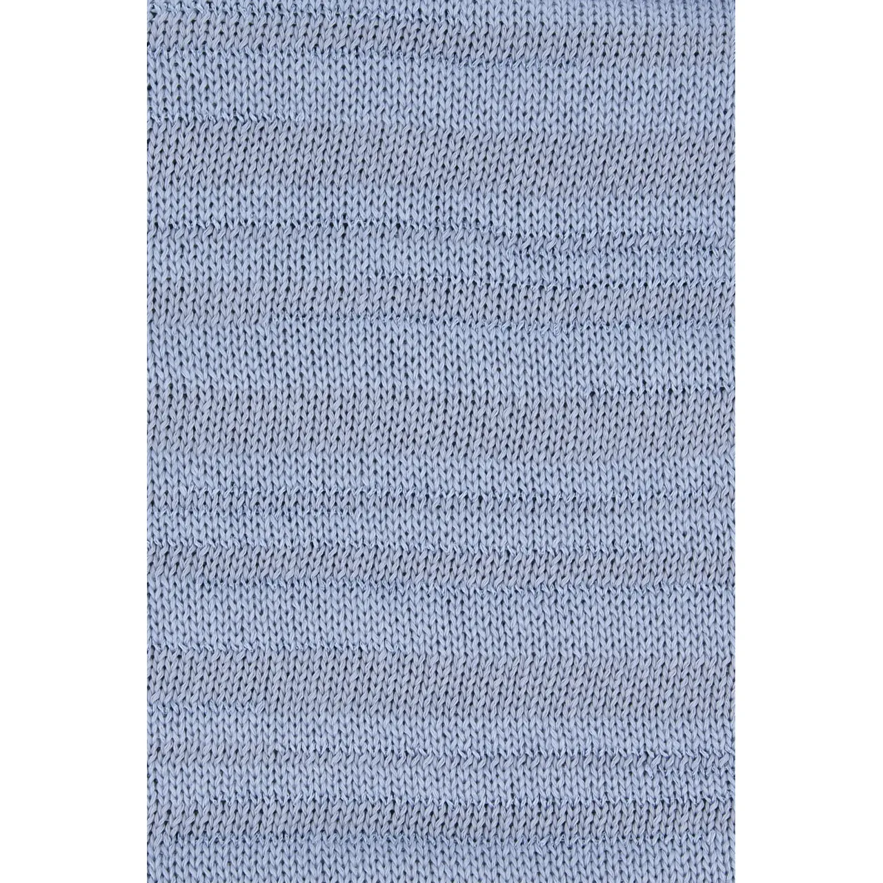 Belle 33 Jeans Hell von Lang Yarns. BELLE begeistert mit einem edlen Spiel aus Glanz und Matt. Die glänzende Viskose trifft auf matte Baumwolle und erzeugt so eine spannende Ton-in-Ton Optik mit subtilen Schimmerstreifen. Das Strickbild wirkt lebendig und elegant zugleich ohne aufdringlich zu sein. Dieses Maschengarn ist ideal für leichte Designs mit dem gewissen Etwas. Ob schlichte Tops luftige Pullover oder elegante Accessoires - BELLE verleiht jedem Stück einen Hauch von Luxus.