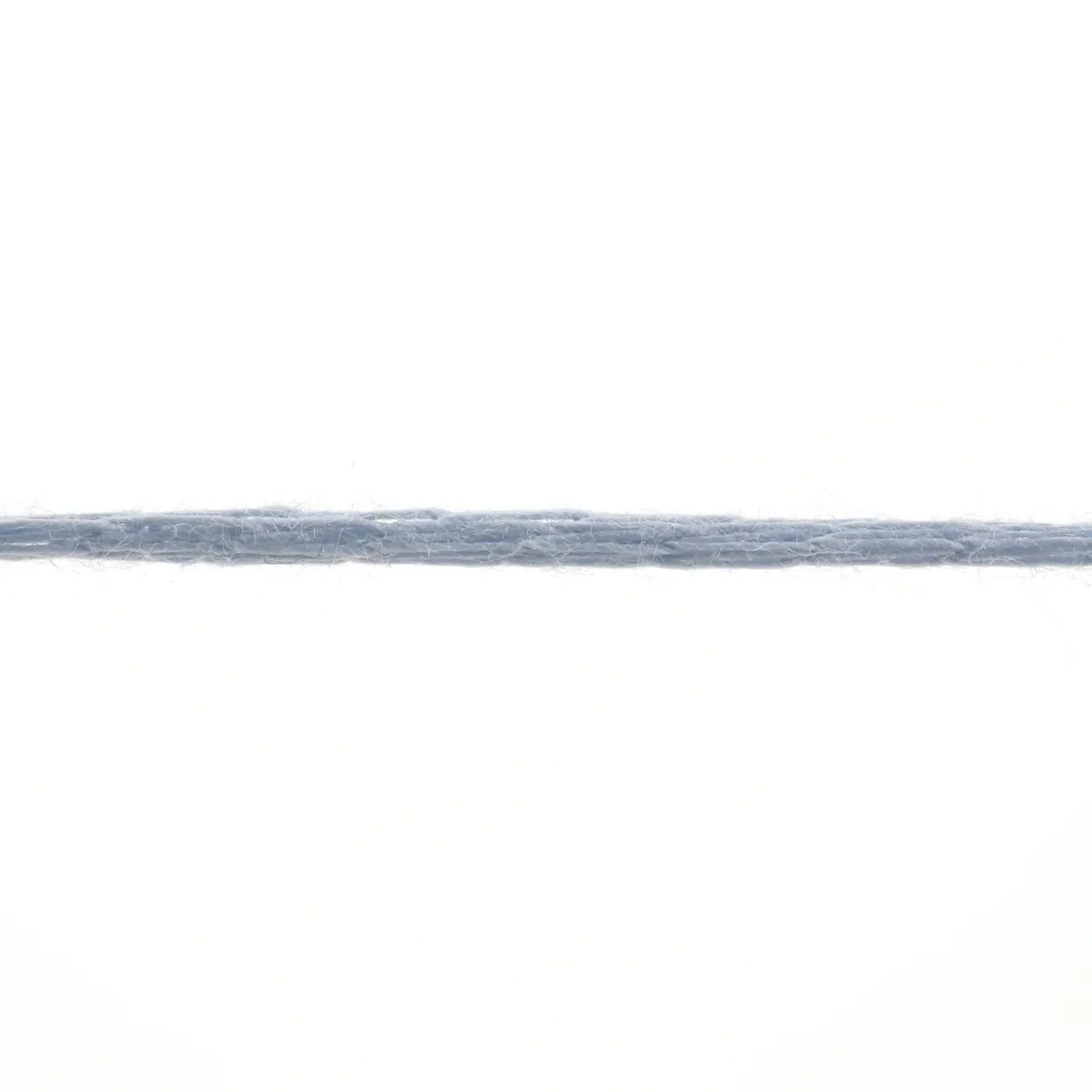 Belle 33 Jeans Hell von Lang Yarns. BELLE begeistert mit einem edlen Spiel aus Glanz und Matt. Die glänzende Viskose trifft auf matte Baumwolle und erzeugt so eine spannende Ton-in-Ton Optik mit subtilen Schimmerstreifen. Das Strickbild wirkt lebendig und elegant zugleich ohne aufdringlich zu sein. Dieses Maschengarn ist ideal für leichte Designs mit dem gewissen Etwas. Ob schlichte Tops luftige Pullover oder elegante Accessoires - BELLE verleiht jedem Stück einen Hauch von Luxus.
