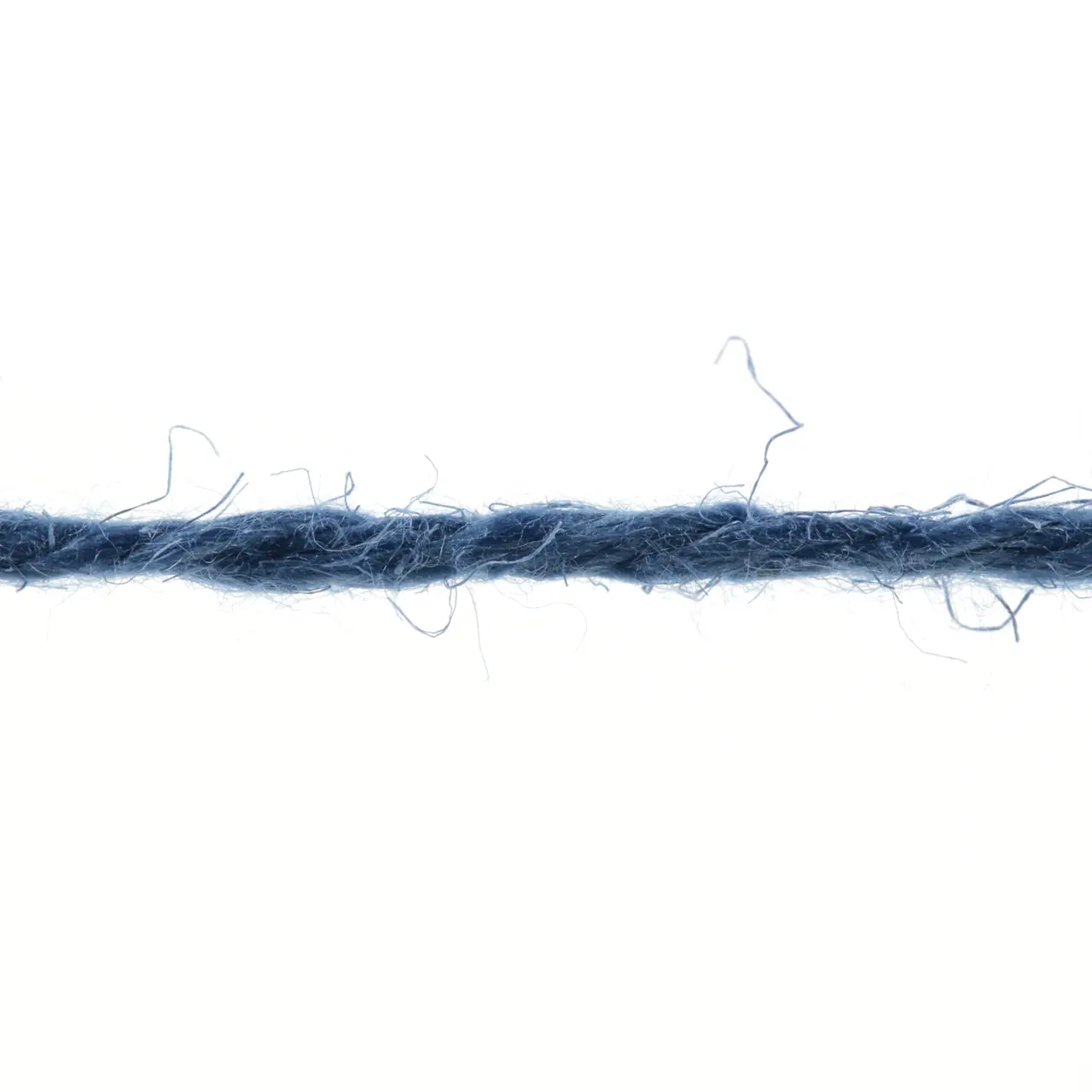 Ananas+ 6 Blau von Lang Yarns. ANANAS+ ist die dickere Variante unseres Garns aus Ananasfasern. Es eignet sich perfekt für Wohnaccessoires und dekorative Projekte die eine gute Formstabilität erfordern.