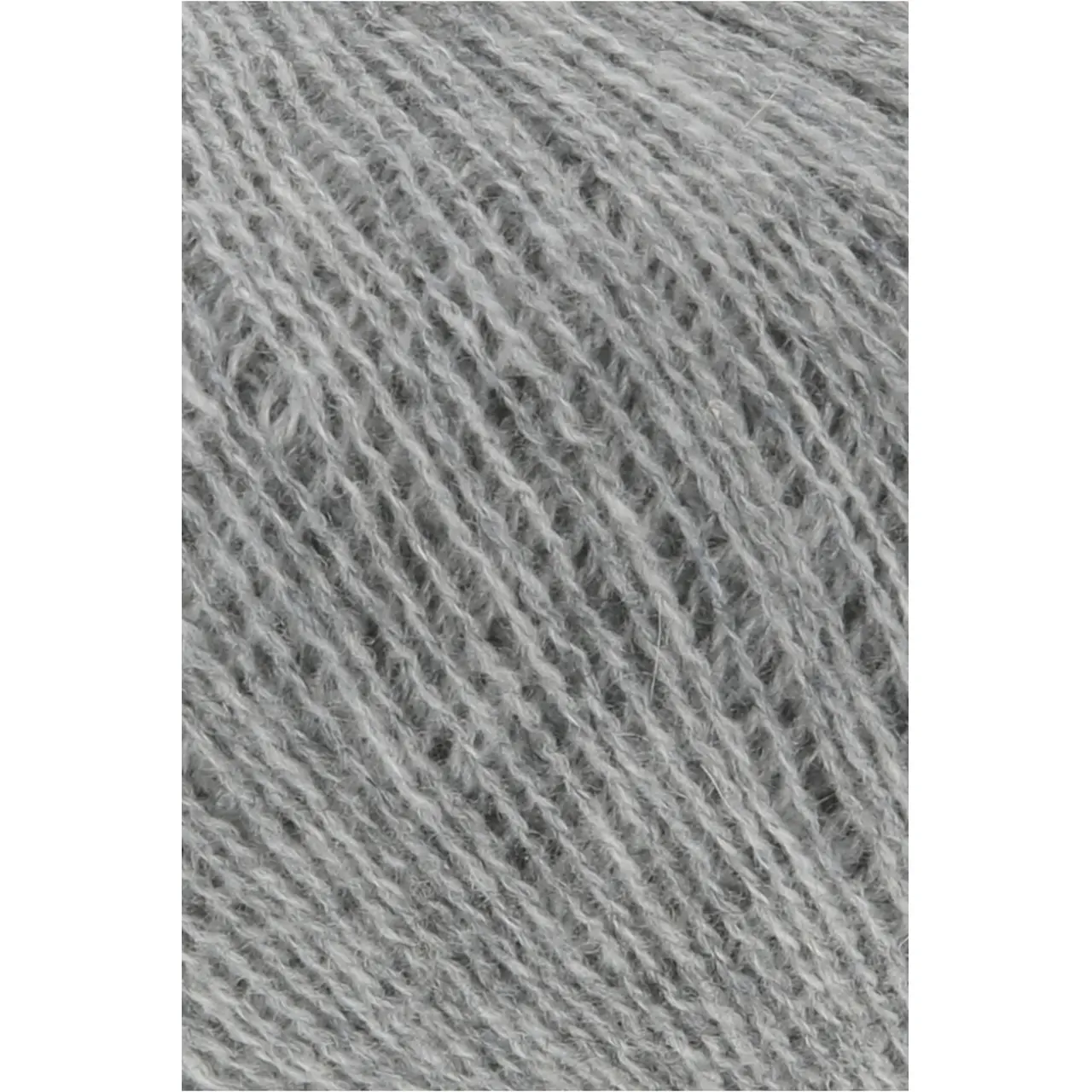 Cashmere Extra Lace 224 Grau Mélange von Lang Yarns. CASHMERE EXTRA LACE ist ein edles Beilaufgarn aus reinem Kaschmir das sich wunderbar weich und luxuriös anfühlt. Es eignet sich hervorragend zum Kombinieren mit anderen Garnen und ist eine hochwertige Alternative zu klassischen Mohair-Seide-Mischungen. Aber natürlich lässt es sich auch solo verstricken z. B. zu zarten Lace-Tüchern und filigranen Accessoires. Das Garn überzeugt durch seine Leichtigkeit und ist die perfekte Wahl für Strickprojekte