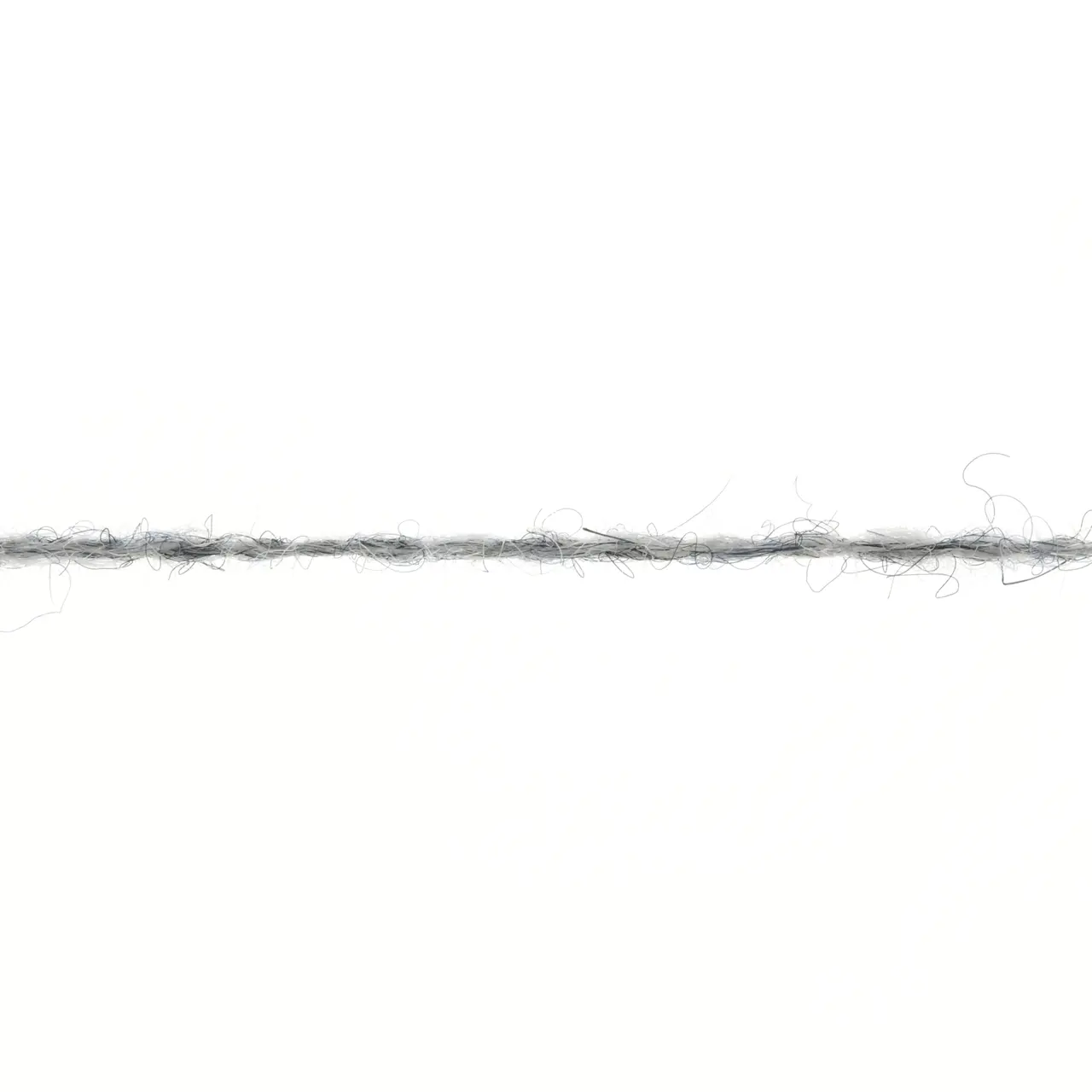 Cashmere Extra Lace 224 Grau Mélange von Lang Yarns. CASHMERE EXTRA LACE ist ein edles Beilaufgarn aus reinem Kaschmir das sich wunderbar weich und luxuriös anfühlt. Es eignet sich hervorragend zum Kombinieren mit anderen Garnen und ist eine hochwertige Alternative zu klassischen Mohair-Seide-Mischungen. Aber natürlich lässt es sich auch solo verstricken z. B. zu zarten Lace-Tüchern und filigranen Accessoires. Das Garn überzeugt durch seine Leichtigkeit und ist die perfekte Wahl für Strickprojekte