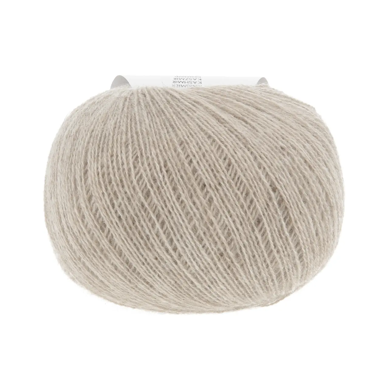 Cashmere Extra Lace 226 Sand Mélange von Lang Yarns. CASHMERE EXTRA LACE ist ein edles Beilaufgarn aus reinem Kaschmir das sich wunderbar weich und luxuriös anfühlt. Es eignet sich hervorragend zum Kombinieren mit anderen Garnen und ist eine hochwertige Alternative zu klassischen Mohair-Seide-Mischungen. Aber natürlich lässt es sich auch solo verstricken z. B. zu zarten Lace-Tüchern und filigranen Accessoires. Das Garn überzeugt durch seine Leichtigkeit und ist die perfekte Wahl für Strickprojekte