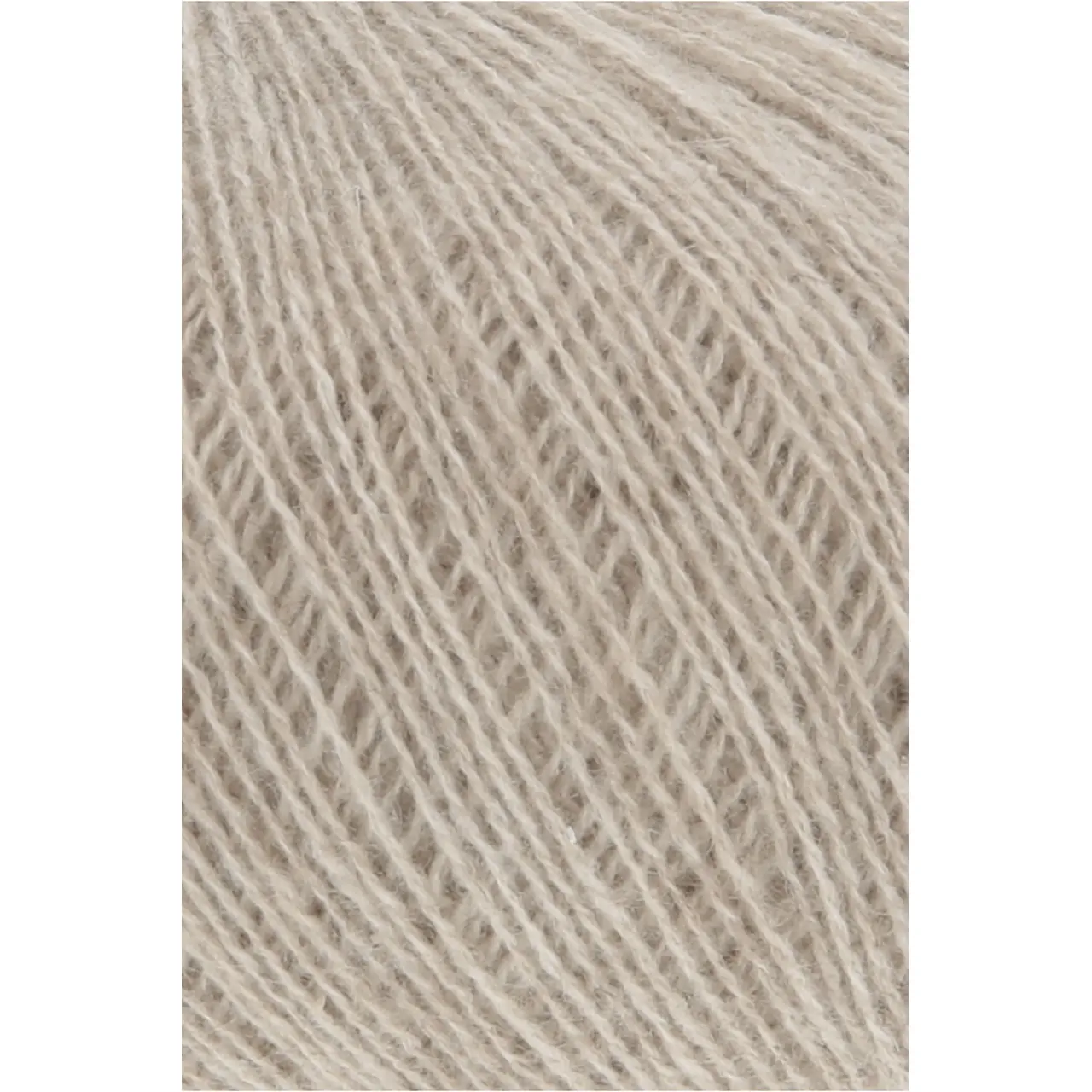 Cashmere Extra Lace 226 Sand Mélange von Lang Yarns. CASHMERE EXTRA LACE ist ein edles Beilaufgarn aus reinem Kaschmir das sich wunderbar weich und luxuriös anfühlt. Es eignet sich hervorragend zum Kombinieren mit anderen Garnen und ist eine hochwertige Alternative zu klassischen Mohair-Seide-Mischungen. Aber natürlich lässt es sich auch solo verstricken z. B. zu zarten Lace-Tüchern und filigranen Accessoires. Das Garn überzeugt durch seine Leichtigkeit und ist die perfekte Wahl für Strickprojekte