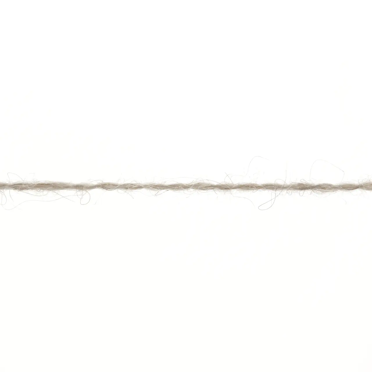 Cashmere Extra Lace 226 Sand Mélange von Lang Yarns. CASHMERE EXTRA LACE ist ein edles Beilaufgarn aus reinem Kaschmir das sich wunderbar weich und luxuriös anfühlt. Es eignet sich hervorragend zum Kombinieren mit anderen Garnen und ist eine hochwertige Alternative zu klassischen Mohair-Seide-Mischungen. Aber natürlich lässt es sich auch solo verstricken z. B. zu zarten Lace-Tüchern und filigranen Accessoires. Das Garn überzeugt durch seine Leichtigkeit und ist die perfekte Wahl für Strickprojekte