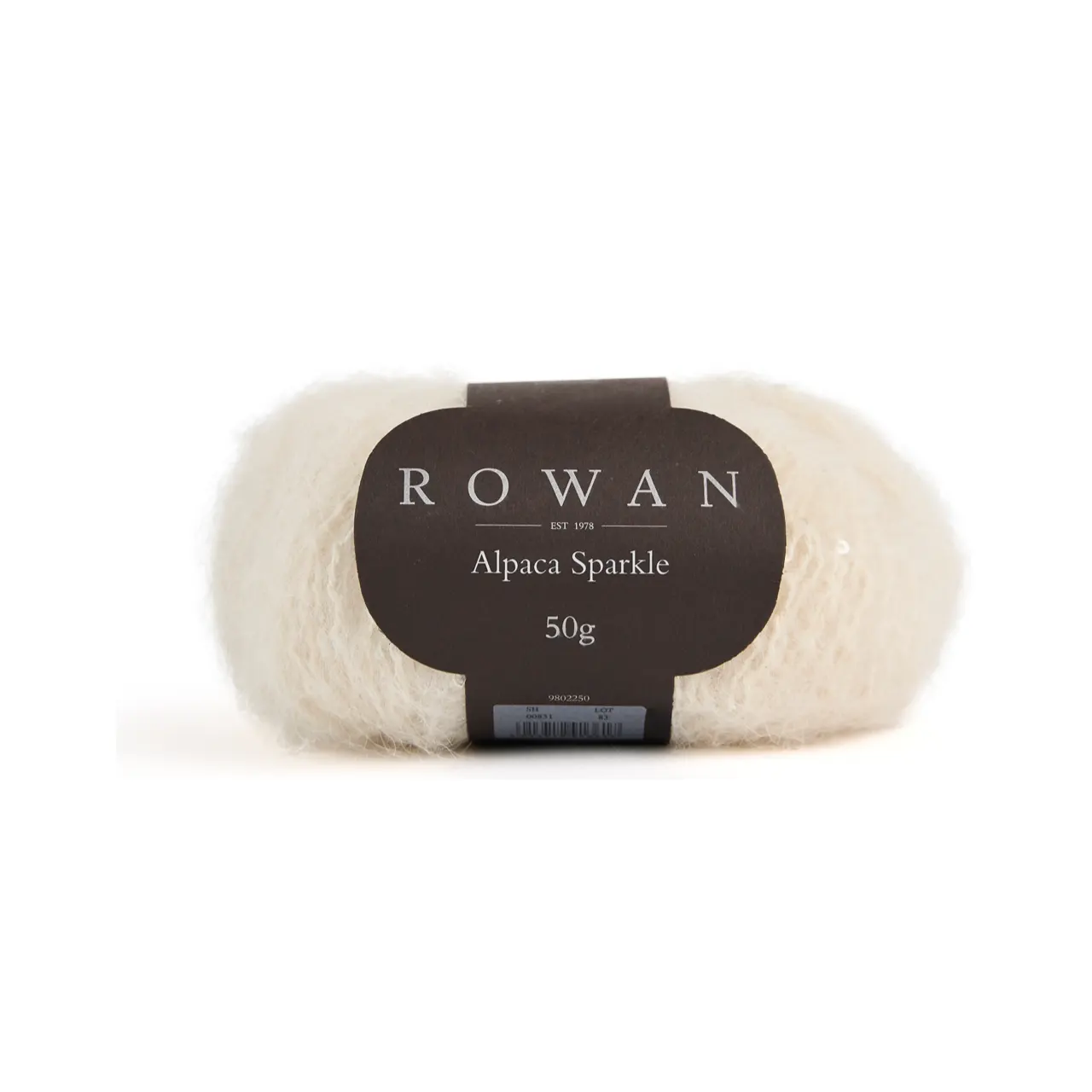 Alpaca Sparkle 10020 Almond von Rowan. Dieses besondere Garn verbindet weiche Natürlichkeit mit einem Hauch von Eleganz. Es besteht aus einer luxuriösen Mischung aus Alpaka Merinowolle und Baumwolle die für ein wunderbar weiches kuscheliges Tragegefühl sorgt. Die farblich abgestimmten Pailletten verleihen jedem Projekt eine edle Note und einen Hauch von Winterglamour. Perfekt für Designs die subtil funkeln dürfen ohne aufdringlich zu wirken.