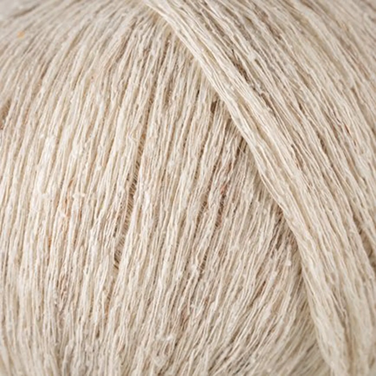 Linilk 1 Naturweiß von Laines Du Nord. Eine leichte elegante und natürliche Verbindung der frischen strukturierten Haptik von Leinen mit der edlen Weichheit von Seide. Ideal für luftige Strickprojekte und sommerliche Kleidungsstücke mit purem Charakter.