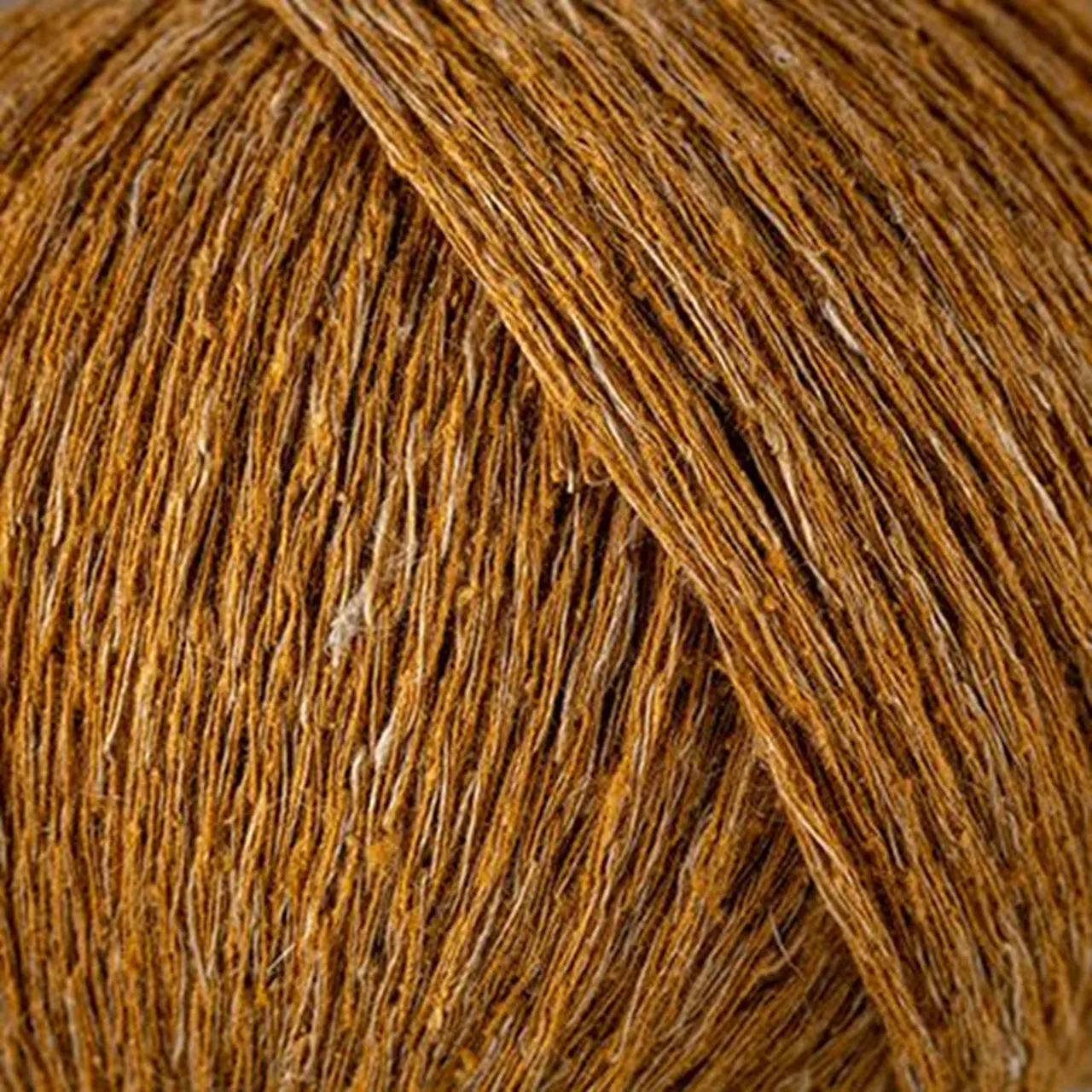 Linilk 5 Karamell von Laines Du Nord. Eine leichte elegante und natürliche Verbindung der frischen strukturierten Haptik von Leinen mit der edlen Weichheit von Seide. Ideal für luftige Strickprojekte und sommerliche Kleidungsstücke mit purem Charakter.