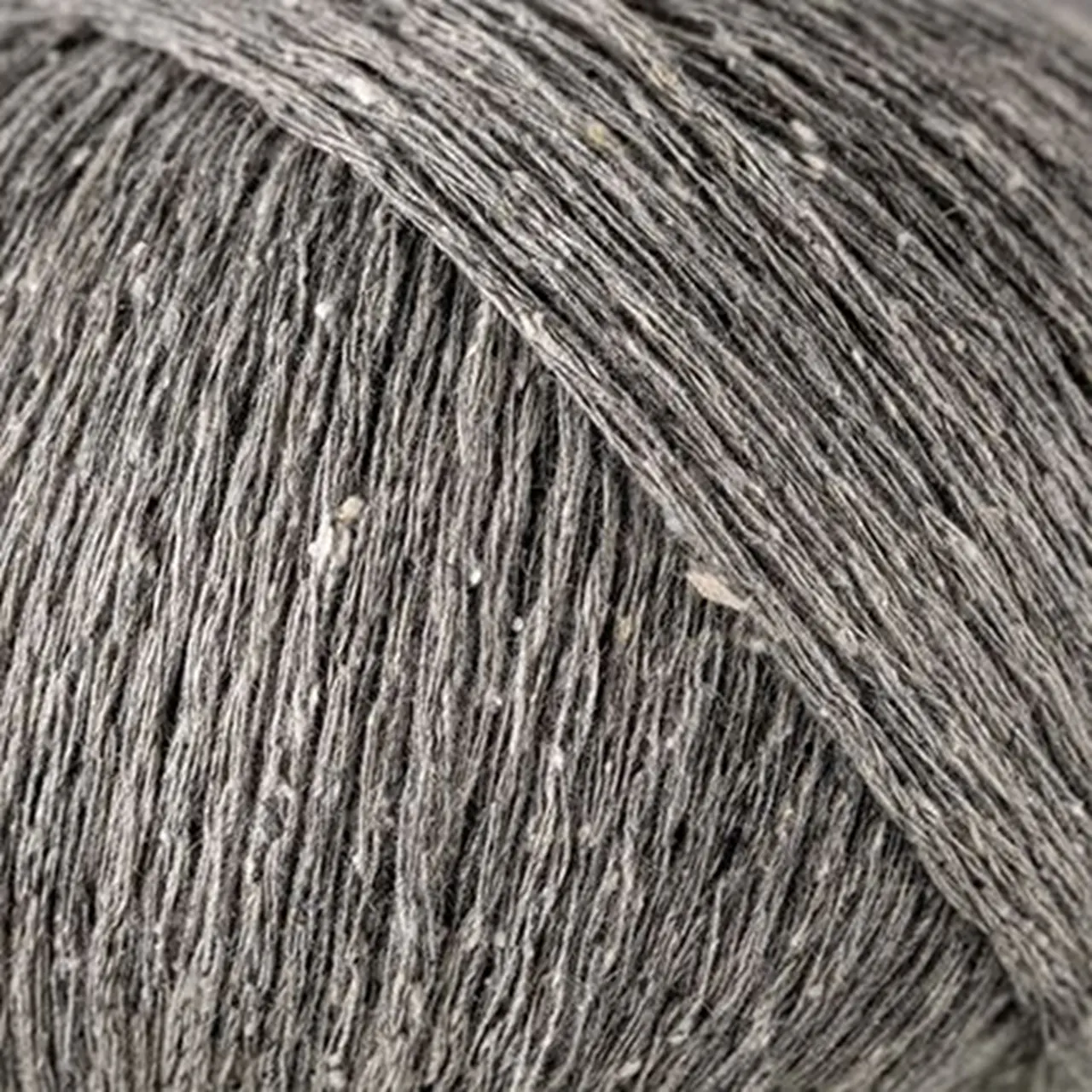 Linilk 8 Mittelgrau von Laines Du Nord. Eine leichte elegante und natürliche Verbindung der frischen strukturierten Haptik von Leinen mit der edlen Weichheit von Seide. Ideal für luftige Strickprojekte und sommerliche Kleidungsstücke mit purem Charakter.