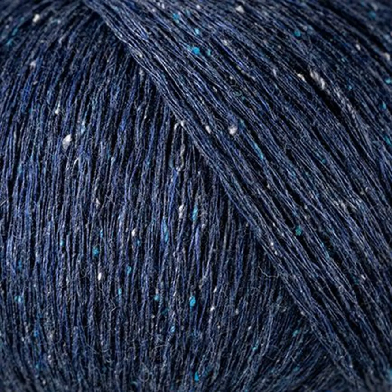 Linilk 13 Nachtblau von Laines Du Nord. Eine leichte elegante und natürliche Verbindung der frischen strukturierten Haptik von Leinen mit der edlen Weichheit von Seide. Ideal für luftige Strickprojekte und sommerliche Kleidungsstücke mit purem Charakter.