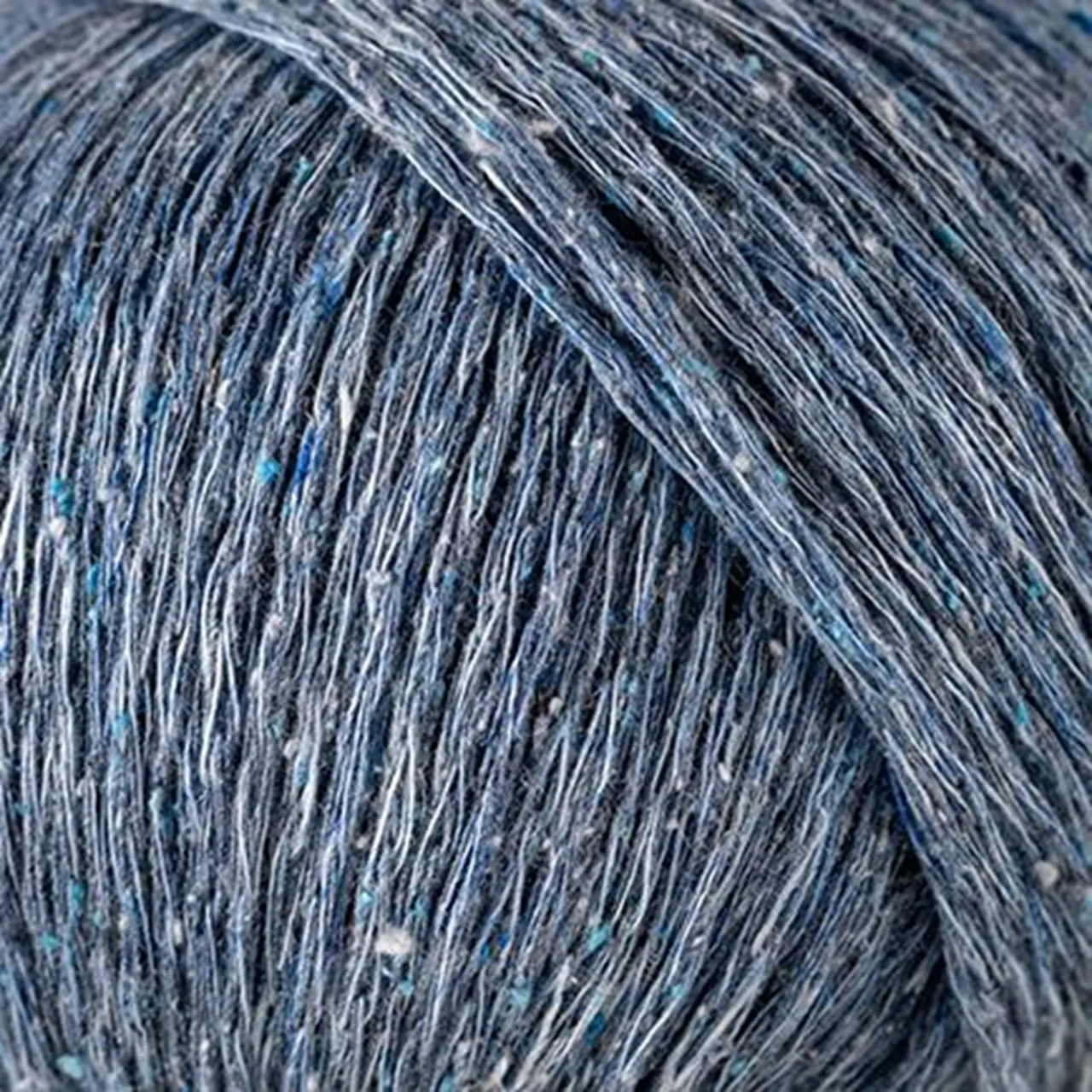 Linilk 14 Jeansblau von Laines Du Nord. Eine leichte elegante und natürliche Verbindung der frischen strukturierten Haptik von Leinen mit der edlen Weichheit von Seide. Ideal für luftige Strickprojekte und sommerliche Kleidungsstücke mit purem Charakter.