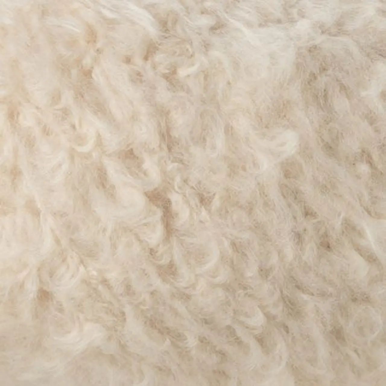 Plume 2 Wollweiß/Naturweiß von Laines Du Nord. Ein „Vier-Jahreszeiten“-Garn mit der besonders gebürsteten Verarbeitung der Makò-Baumwolle. Es zeichnet sich durch Qualität und Vielseitigkeit aus. Unvergleichlich weich und außergewöhnlich.