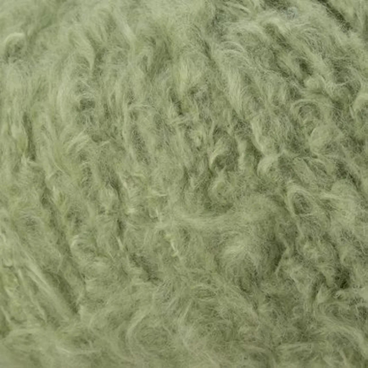 Plume 12 Salbeigrün von Laines Du Nord. Ein „Vier-Jahreszeiten“-Garn mit der besonders gebürsteten Verarbeitung der Makò-Baumwolle. Es zeichnet sich durch Qualität und Vielseitigkeit aus. Unvergleichlich weich und außergewöhnlich.