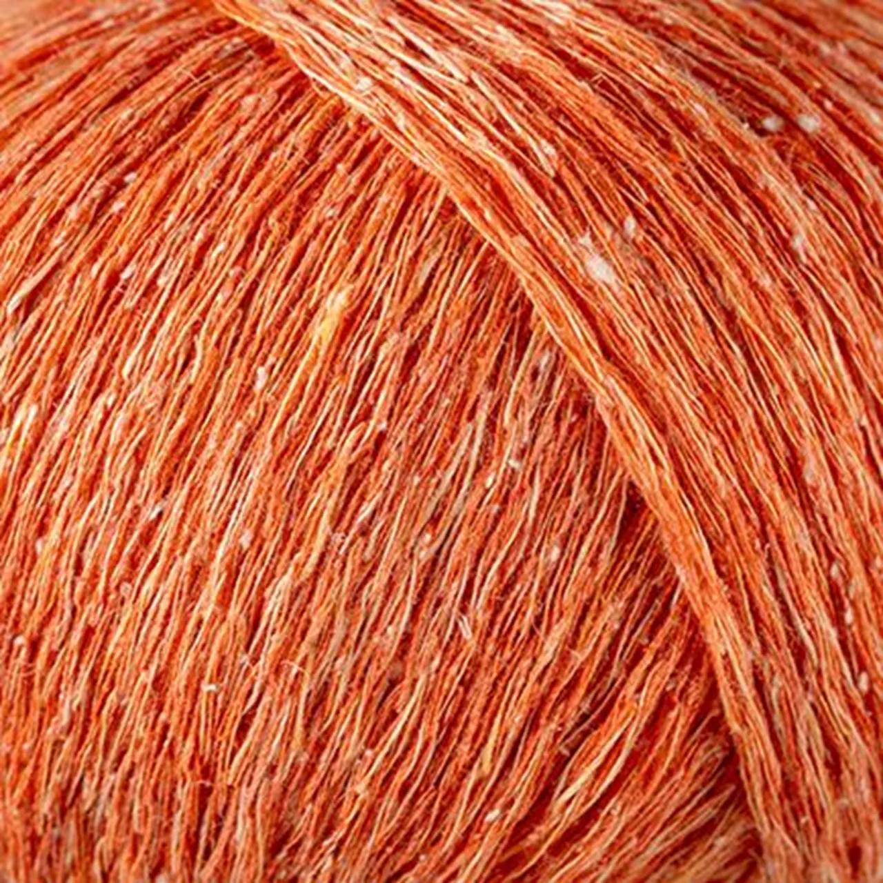 Linilk 9 Koralle von Laines Du Nord. Eine leichte elegante und natürliche Verbindung der frischen strukturierten Haptik von Leinen mit der edlen Weichheit von Seide. Ideal für luftige Strickprojekte und sommerliche Kleidungsstücke mit purem Charakter.