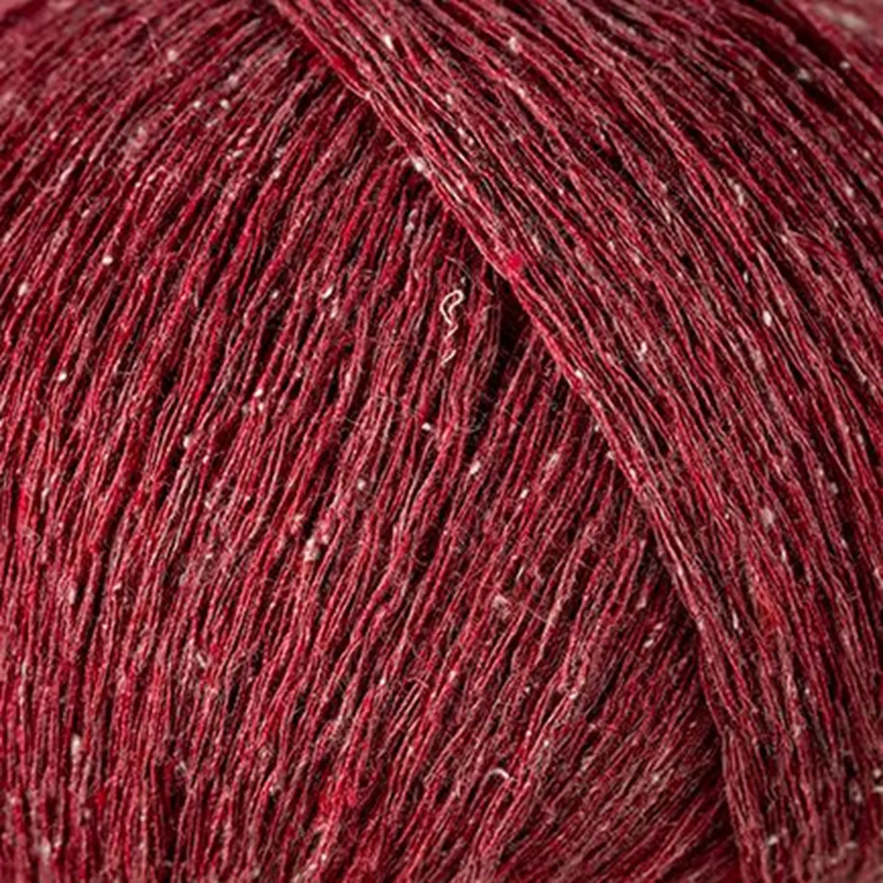 Linilk 10 Bordeaux von Laines Du Nord. Eine leichte elegante und natürliche Verbindung der frischen strukturierten Haptik von Leinen mit der edlen Weichheit von Seide. Ideal für luftige Strickprojekte und sommerliche Kleidungsstücke mit purem Charakter.