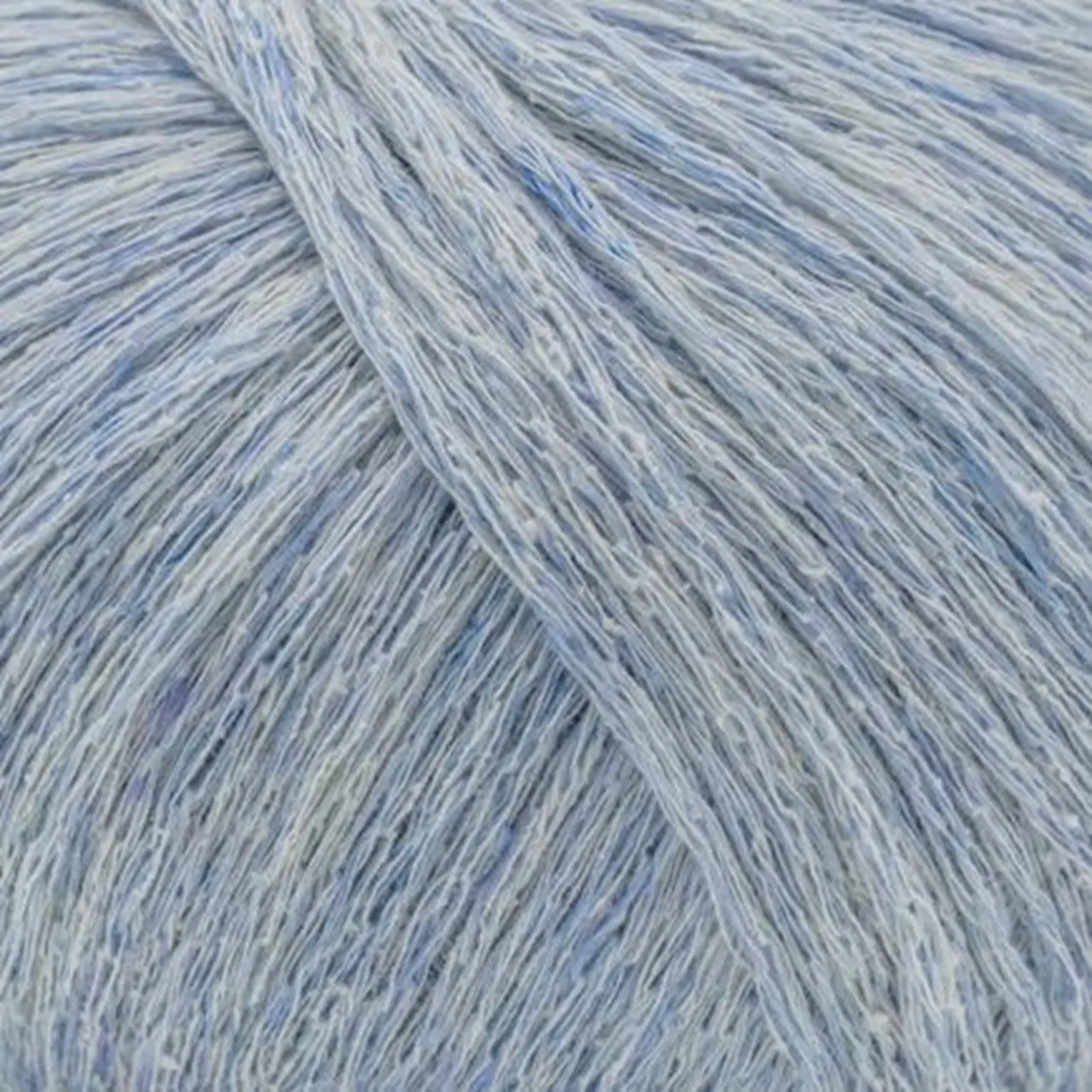 Linilk 17 Eisblau von Laines Du Nord. Eine leichte elegante und natürliche Verbindung der frischen strukturierten Haptik von Leinen mit der edlen Weichheit von Seide. Ideal für luftige Strickprojekte und sommerliche Kleidungsstücke mit purem Charakter.
