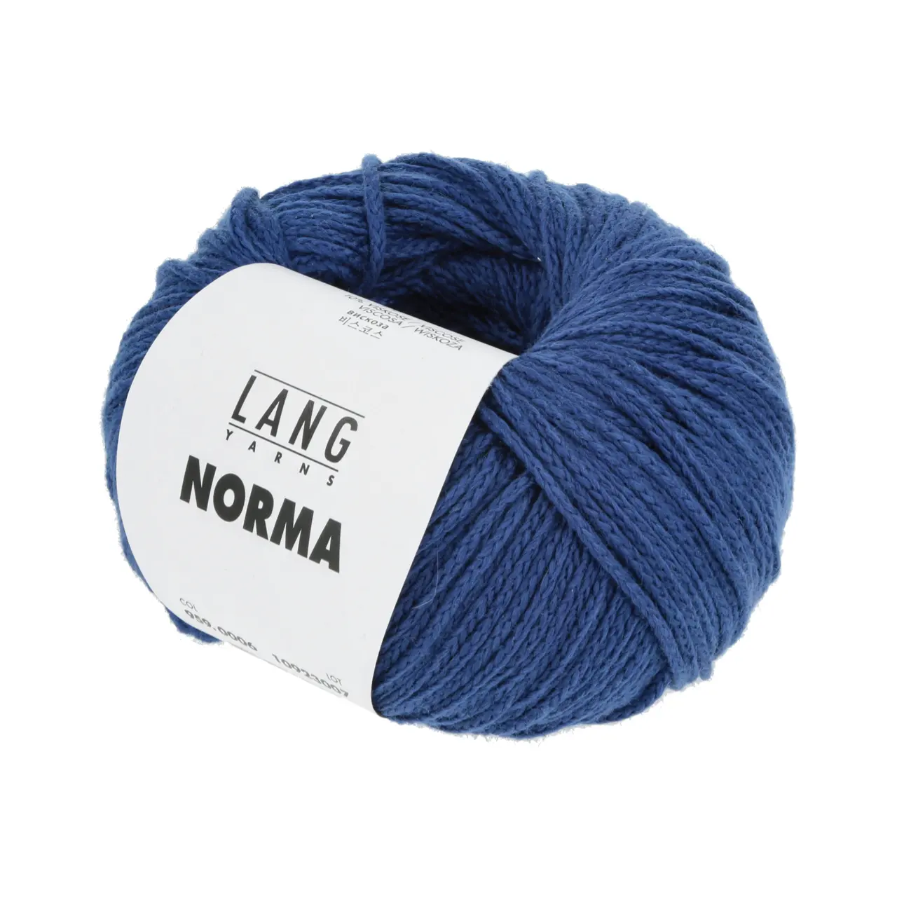 Norma 6 Royal von Lang Yarns. Die Fasermischung aus feinster Baumwolle und hochwertiger Viskose macht aus diesem Garn einen Alleskönner. Der hautfreundliche Griff die Weichheit und das Volumen durch die innovative Konstruktion geben dem Garn einen wolligen Charakter. Ein typischer Vertreter der Ganzjahresgarne.