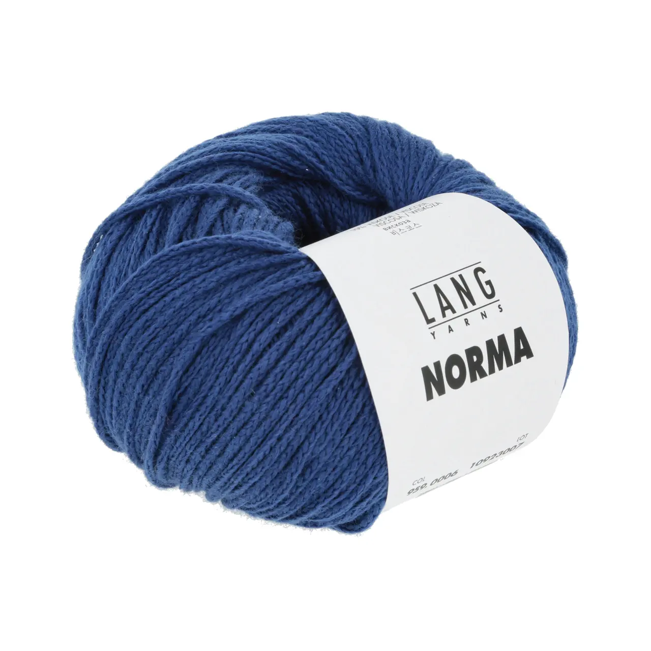 Norma 6 Royal von Lang Yarns. Die Fasermischung aus feinster Baumwolle und hochwertiger Viskose macht aus diesem Garn einen Alleskönner. Der hautfreundliche Griff die Weichheit und das Volumen durch die innovative Konstruktion geben dem Garn einen wolligen Charakter. Ein typischer Vertreter der Ganzjahresgarne.