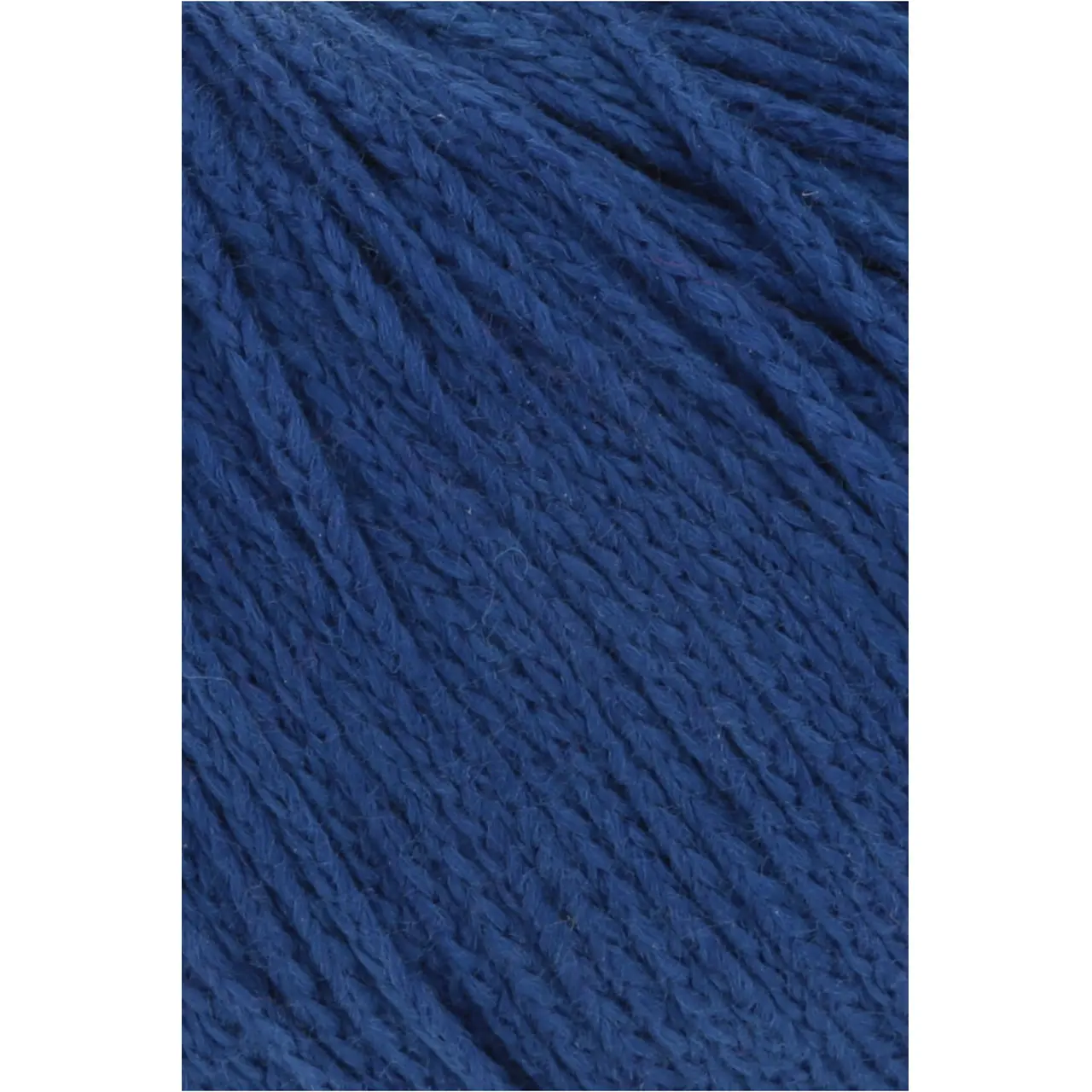 Norma 6 Royal von Lang Yarns. Die Fasermischung aus feinster Baumwolle und hochwertiger Viskose macht aus diesem Garn einen Alleskönner. Der hautfreundliche Griff die Weichheit und das Volumen durch die innovative Konstruktion geben dem Garn einen wolligen Charakter. Ein typischer Vertreter der Ganzjahresgarne.