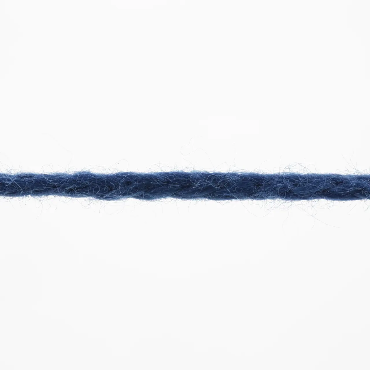 Norma 6 Royal von Lang Yarns. Die Fasermischung aus feinster Baumwolle und hochwertiger Viskose macht aus diesem Garn einen Alleskönner. Der hautfreundliche Griff die Weichheit und das Volumen durch die innovative Konstruktion geben dem Garn einen wolligen Charakter. Ein typischer Vertreter der Ganzjahresgarne.