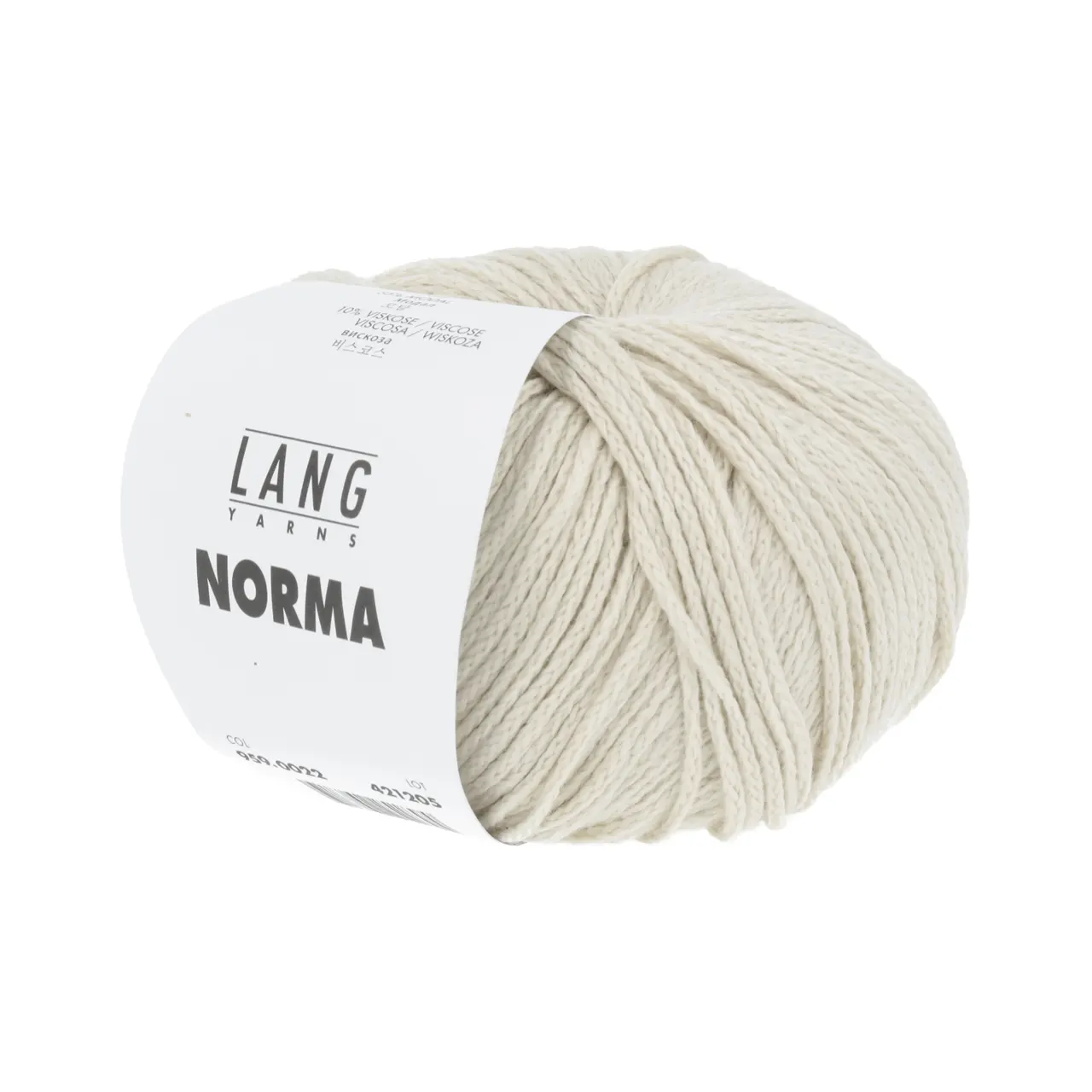 Norma 22 Sand von Lang Yarns. Die Fasermischung aus feinster Baumwolle und hochwertiger Viskose macht aus diesem Garn einen Alleskönner. Der hautfreundliche Griff die Weichheit und das Volumen durch die innovative Konstruktion geben dem Garn einen wolligen Charakter. Ein typischer Vertreter der Ganzjahresgarne.