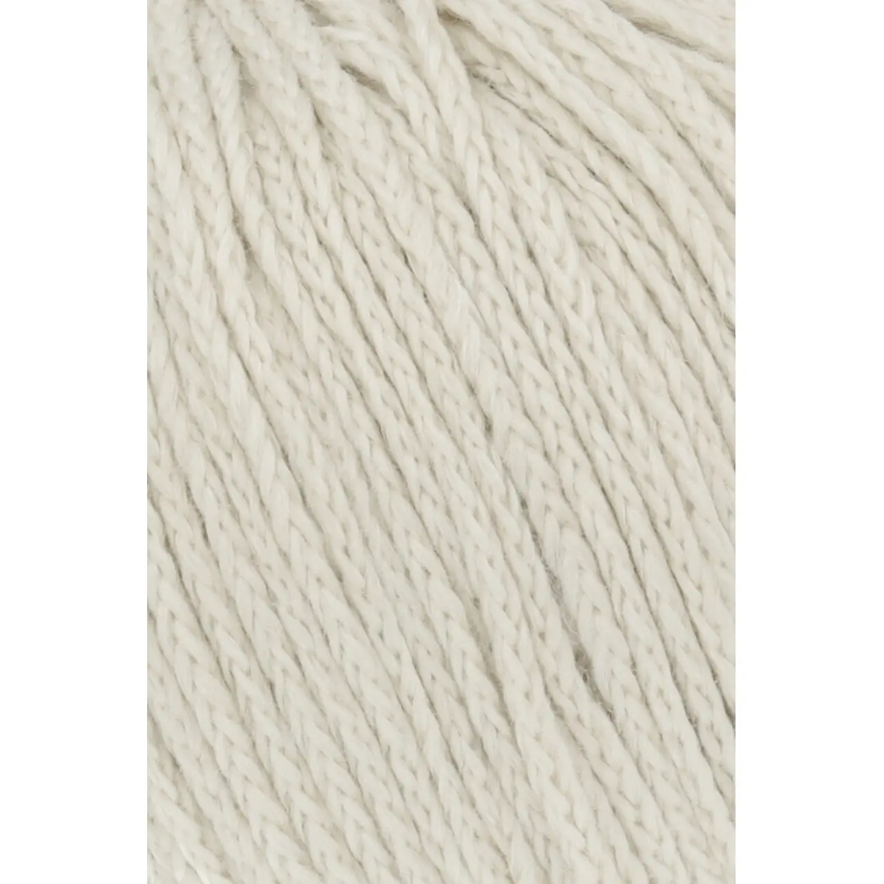 Norma 22 Sand von Lang Yarns. Die Fasermischung aus feinster Baumwolle und hochwertiger Viskose macht aus diesem Garn einen Alleskönner. Der hautfreundliche Griff die Weichheit und das Volumen durch die innovative Konstruktion geben dem Garn einen wolligen Charakter. Ein typischer Vertreter der Ganzjahresgarne.