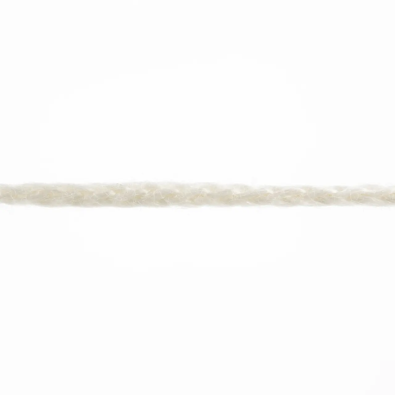 Norma 22 Sand von Lang Yarns. Die Fasermischung aus feinster Baumwolle und hochwertiger Viskose macht aus diesem Garn einen Alleskönner. Der hautfreundliche Griff die Weichheit und das Volumen durch die innovative Konstruktion geben dem Garn einen wolligen Charakter. Ein typischer Vertreter der Ganzjahresgarne.
