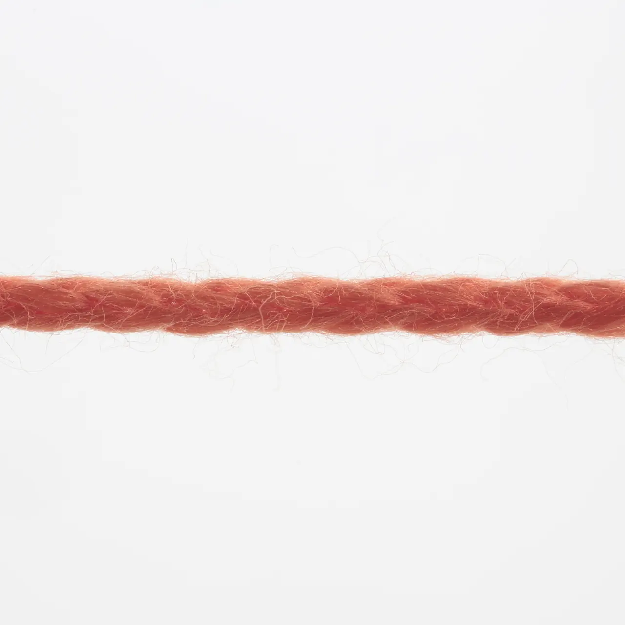 Norma 161 Tomate von Lang Yarns. Die Fasermischung aus feinster Baumwolle und hochwertiger Viskose macht aus diesem Garn einen Alleskönner. Der hautfreundliche Griff die Weichheit und das Volumen durch die innovative Konstruktion geben dem Garn einen wolligen Charakter. Ein typischer Vertreter der Ganzjahresgarne.