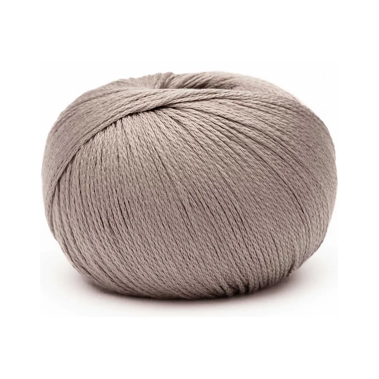 Arctic Pearl 5 Taupe von Pascuali. Ein wirklich einzigartiges Naturgarn - das einzige vegane Garn seiner Art. Es vereint Schönheit und Nachhaltigkeit und bietet Vorteile für Haut und Körper. Arctic Pearl umhüllt deine Haut mit Luxus und bewegt sich im Einklang mit der Erde - die perfekte Wahl für alle die Wert auf Ästhetik und Nachhaltigkeit legen.