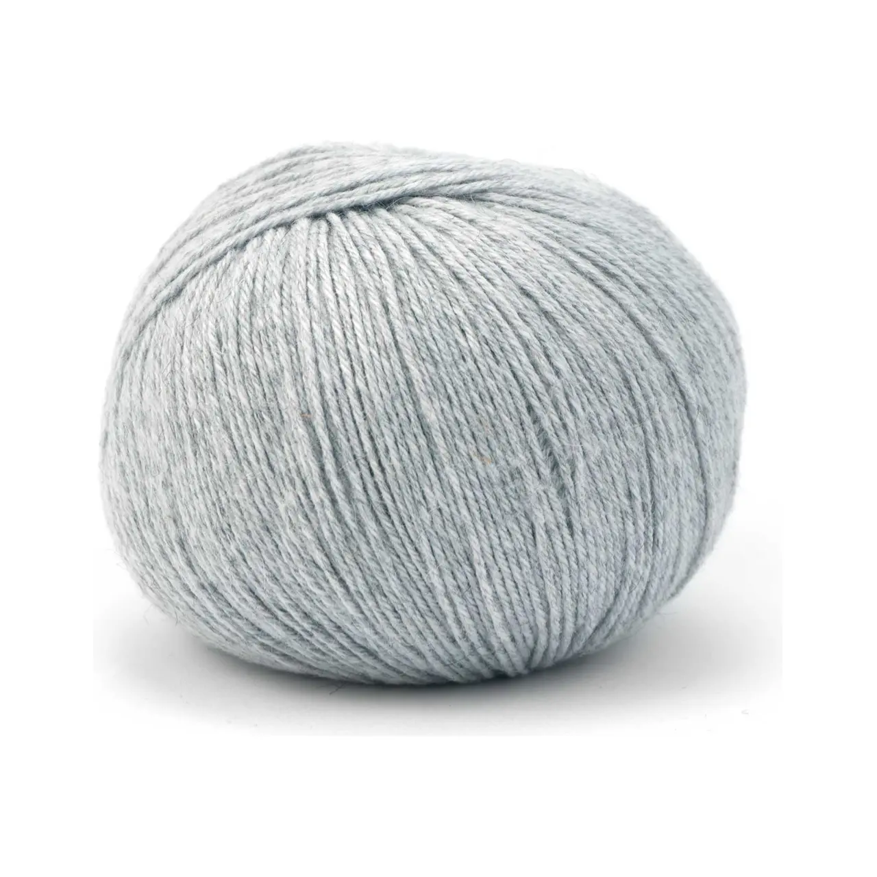 Puno Winikunka (GOTS) 51 Kiesel von Pascuali. Eine traumhaft weiche Mischung aus Baumwolle (GOTS) und Alpakawolle. Das Garn eignet sich perfekt für leichte Oberteile und genausogut für Accessoires wie Schals oder Tücher. Puno Winikunka ist angenehm weich und kann auch direkt auf der Haut getragen werden.