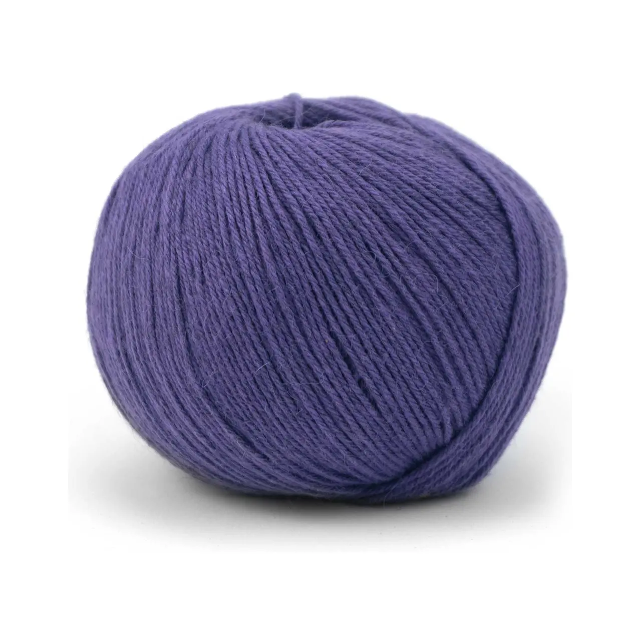 Puno Winikunka (GOTS) 55 Lupine von Pascuali. Eine traumhaft weiche Mischung aus Baumwolle (GOTS) und Alpakawolle. Das Garn eignet sich perfekt für leichte Oberteile und genausogut für Accessoires wie Schals oder Tücher. Puno Winikunka ist angenehm weich und kann auch direkt auf der Haut getragen werden.